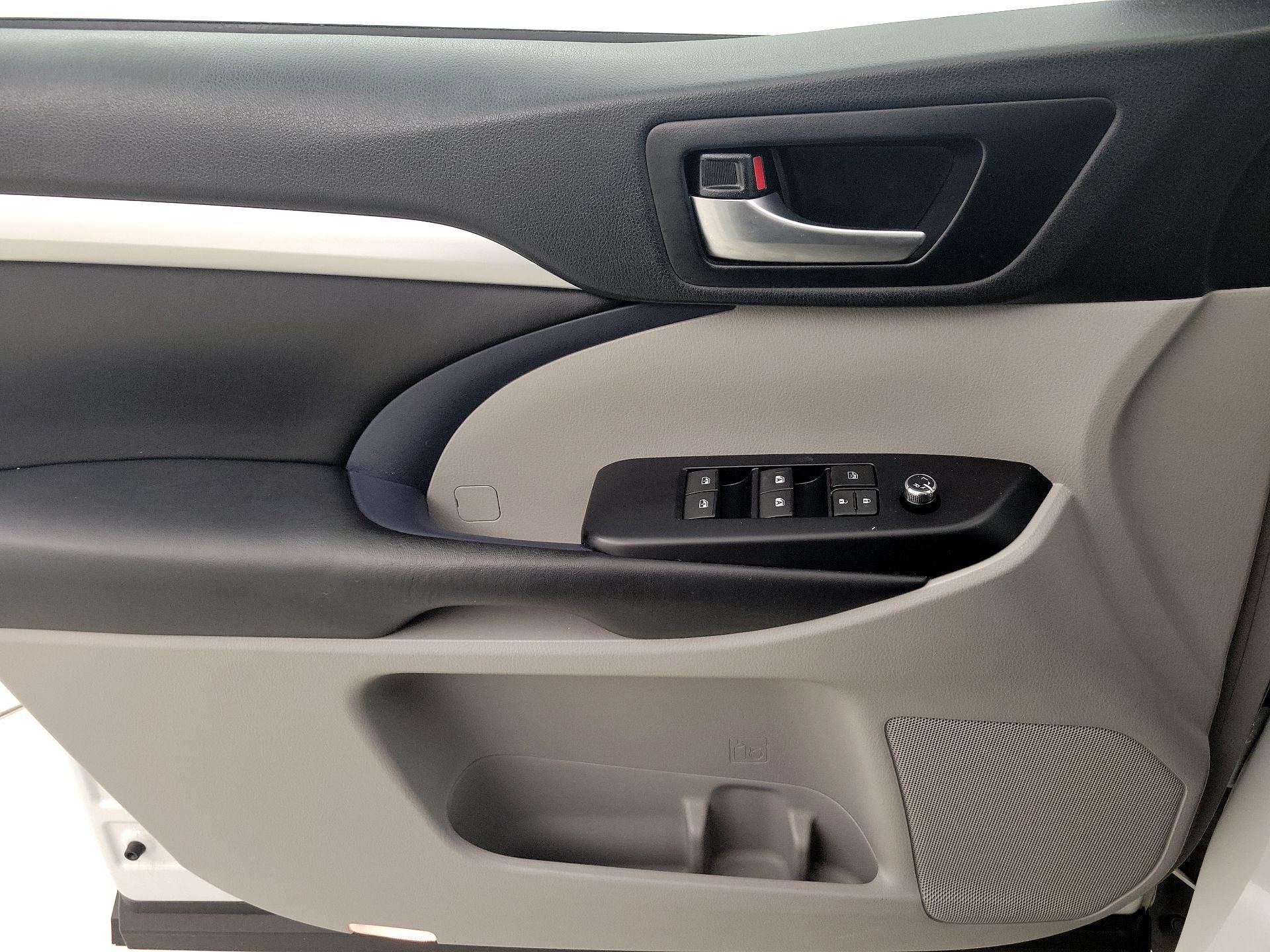 Thumbnail: 2019 Toyota Highlander - 12