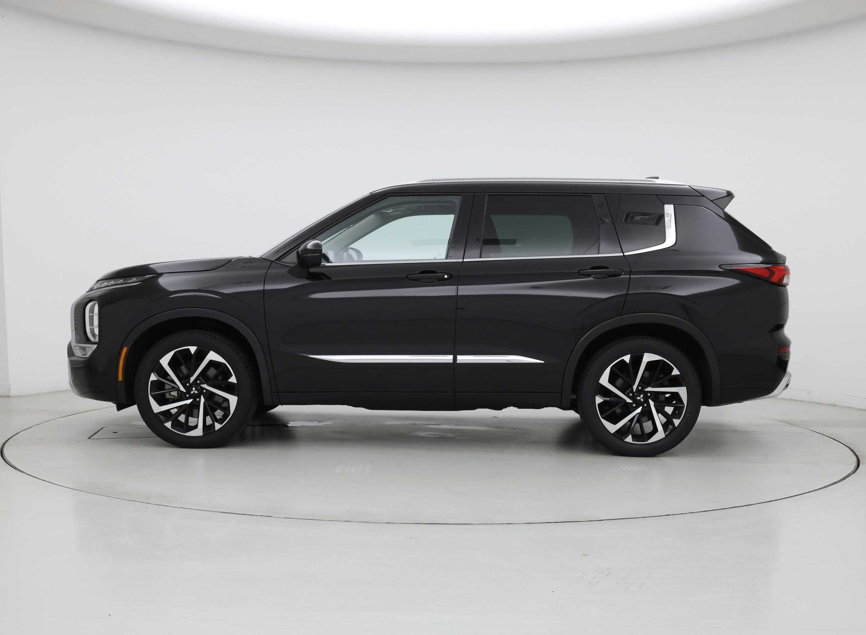 Thumbnail: 2022 Mitsubishi Outlander - 3