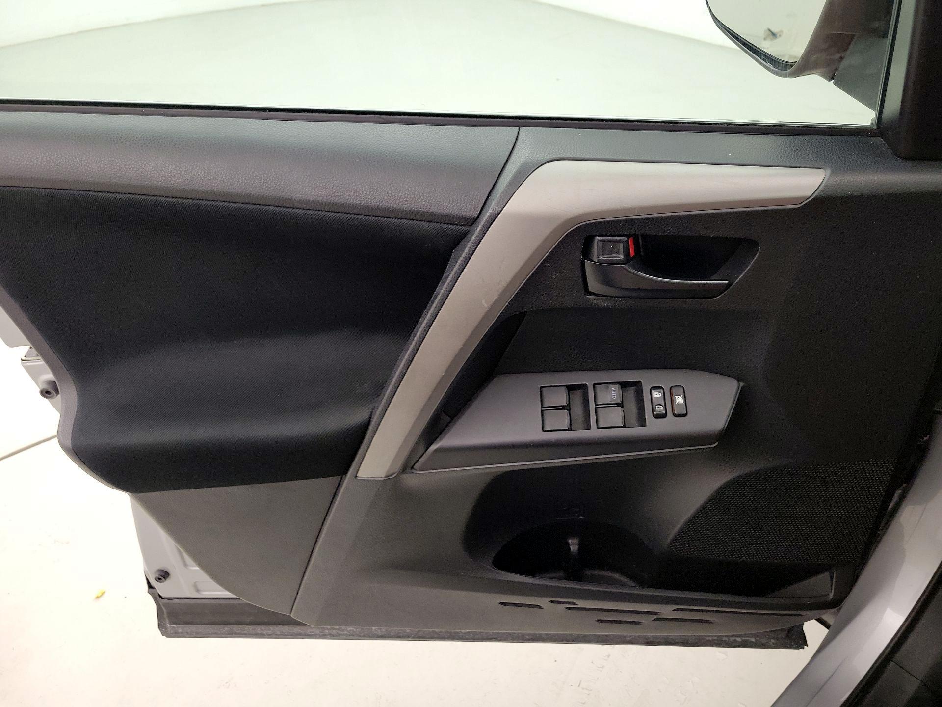 Thumbnail: 2016 Toyota RAV4 - 12