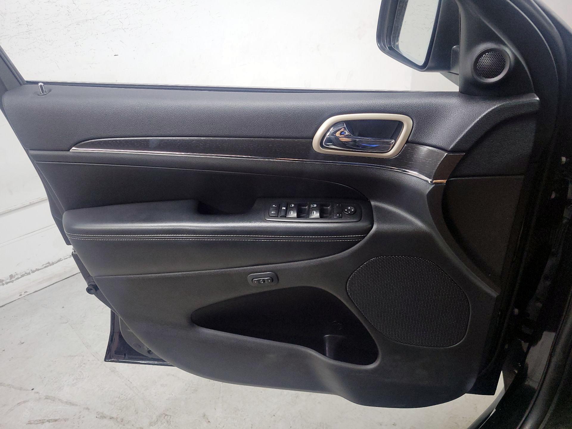Thumbnail: 2015 Jeep Grand Cherokee - 12