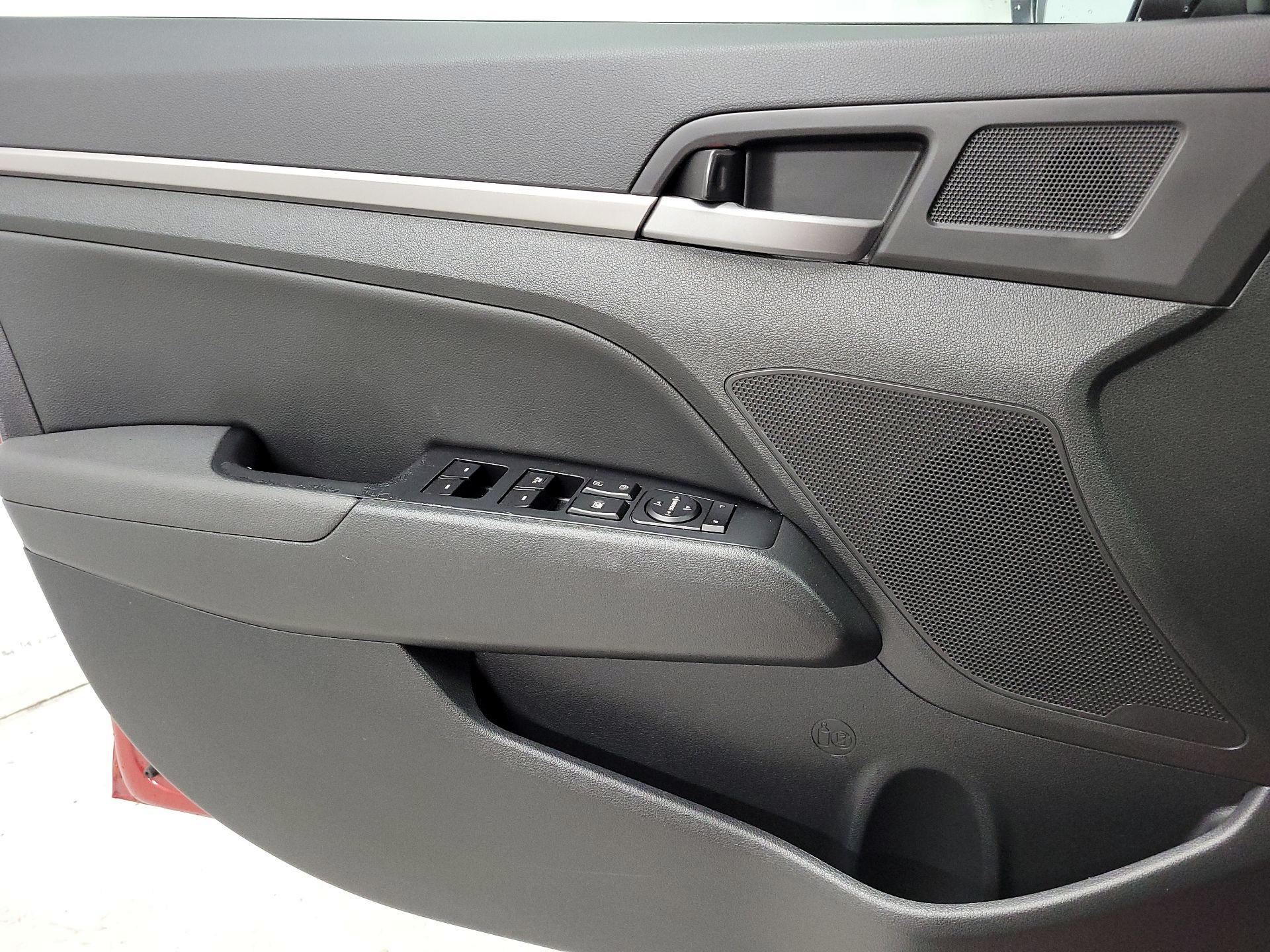 Thumbnail: 2017 Hyundai Elantra - 12