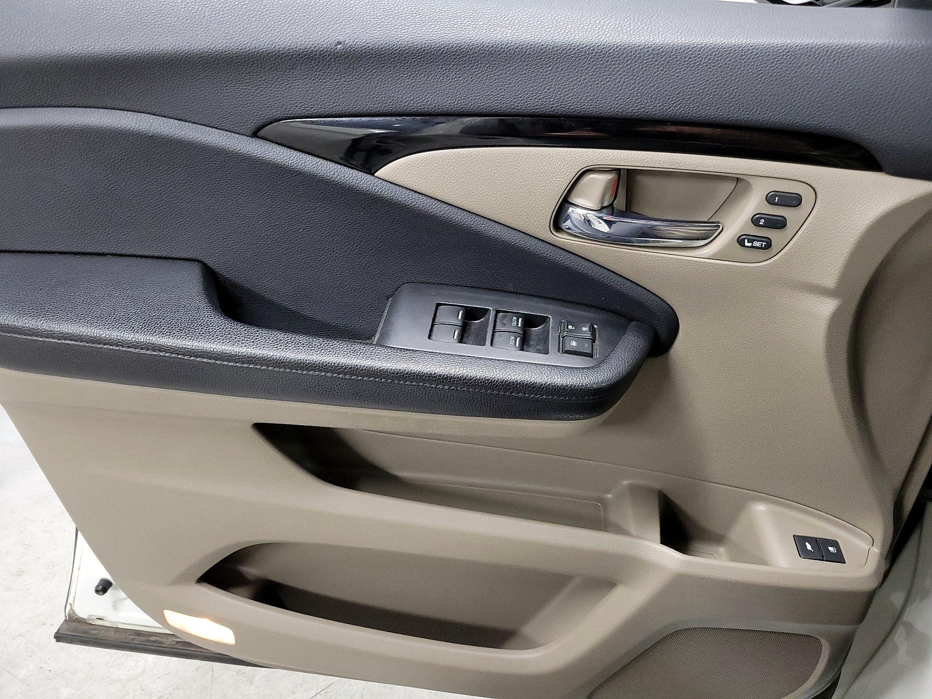 Thumbnail: 2016 Honda Pilot - 12