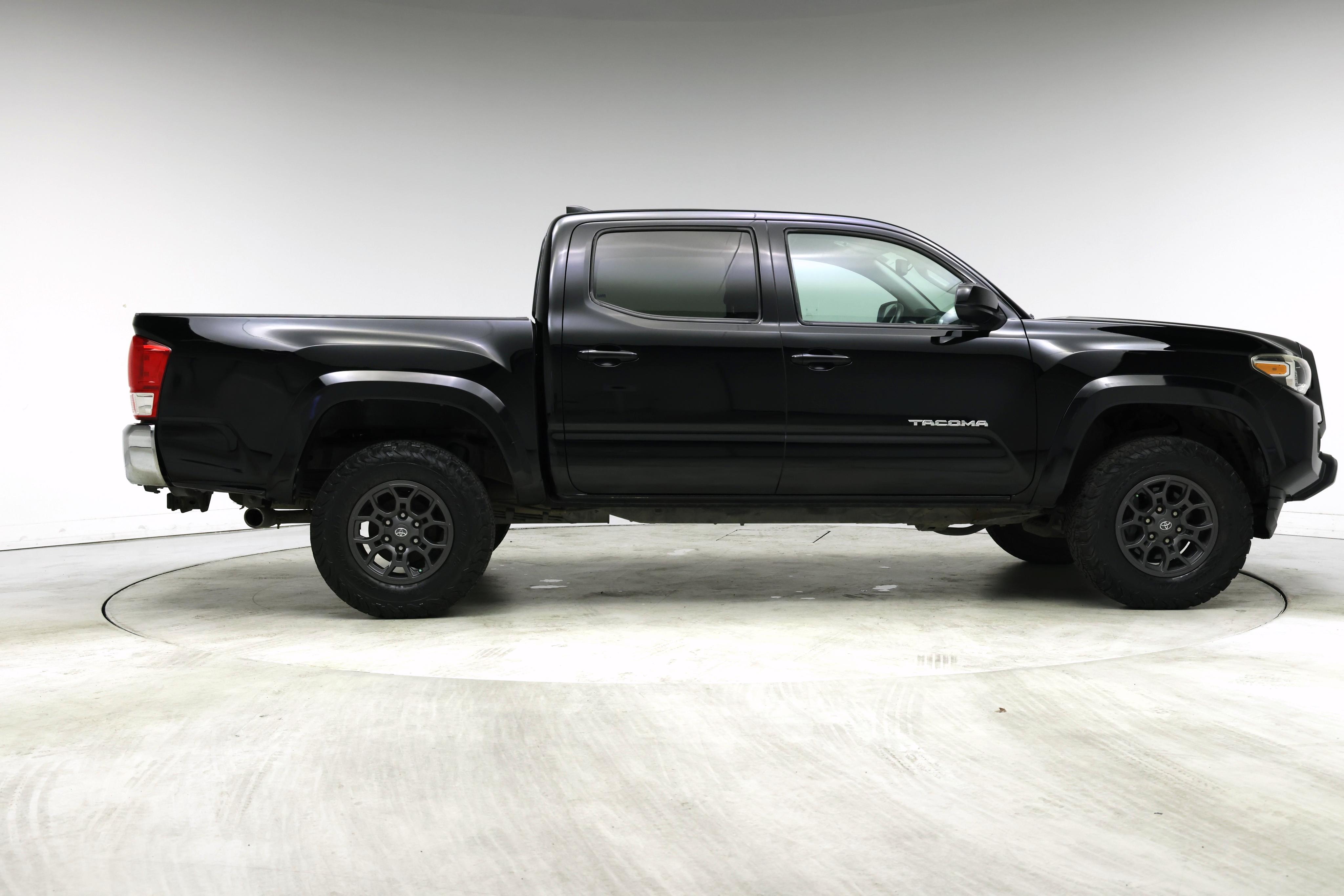 Thumbnail: 2017 Toyota Tacoma - 7