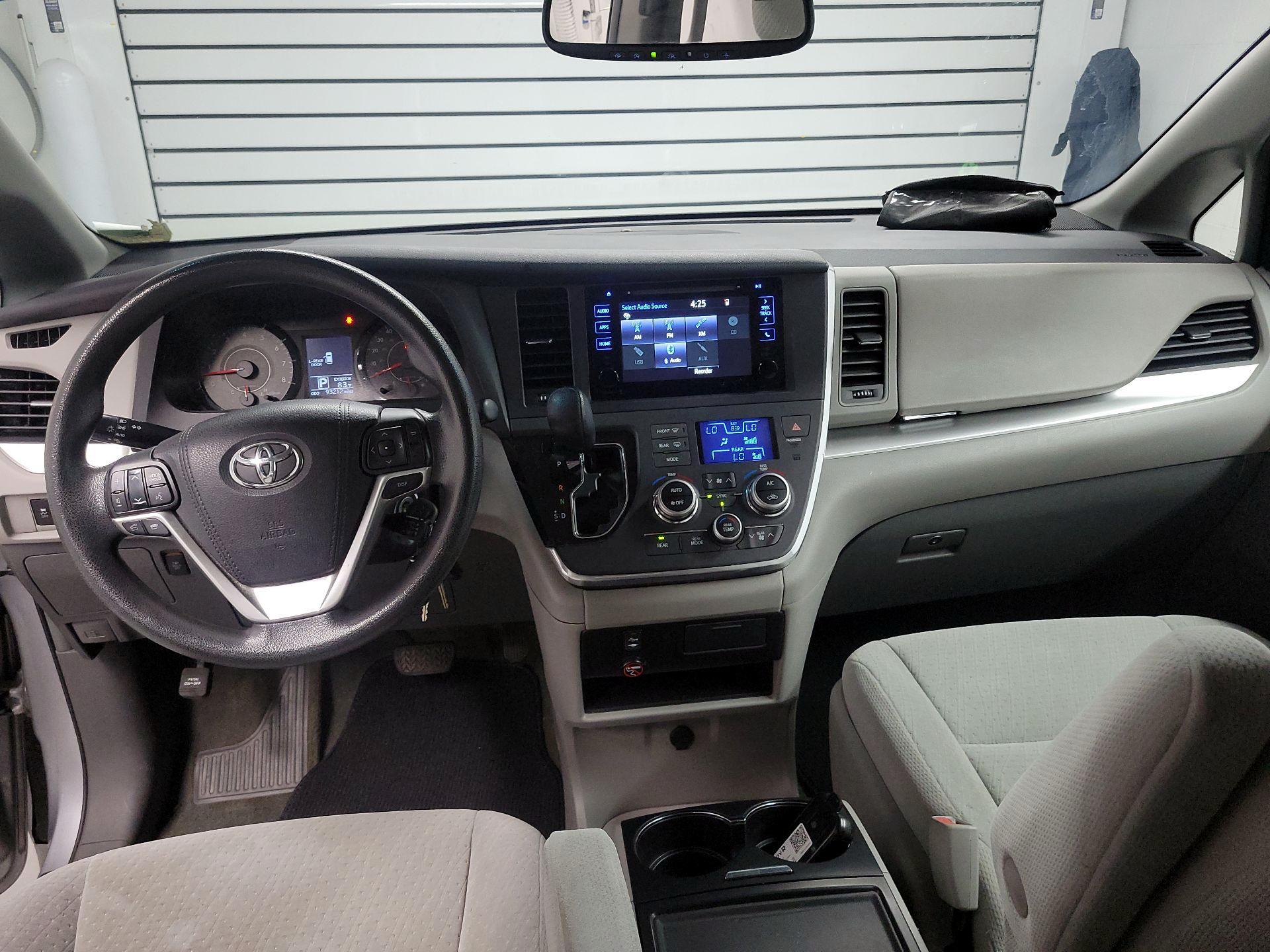 Thumbnail: 2015 Toyota Sienna - 9