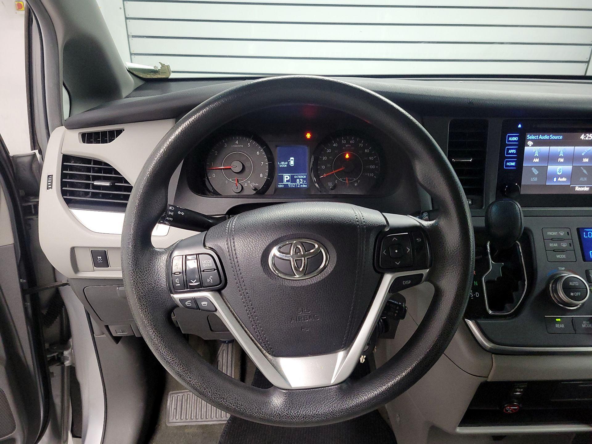 Thumbnail: 2015 Toyota Sienna - 10