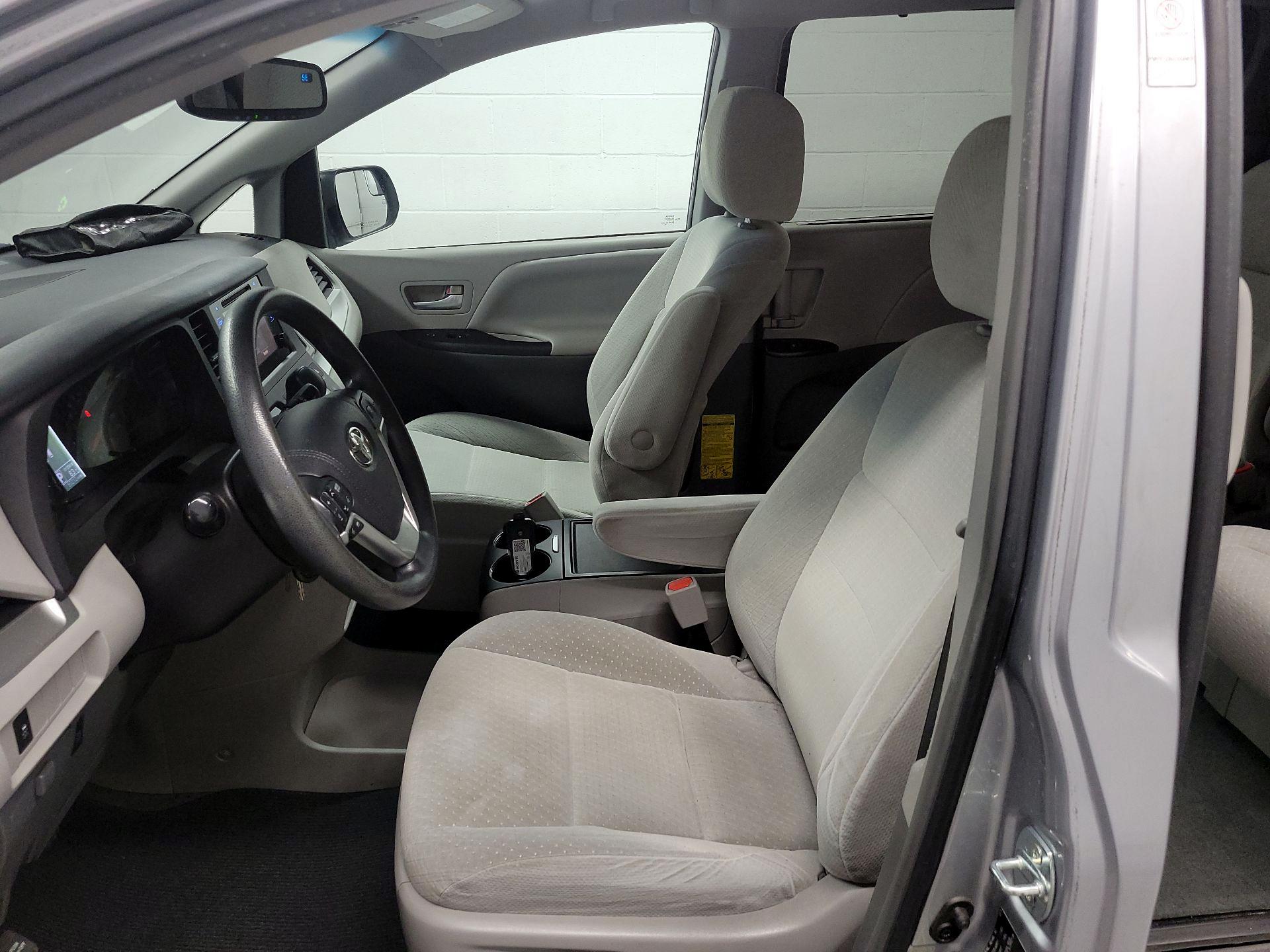 Thumbnail: 2015 Toyota Sienna - 11