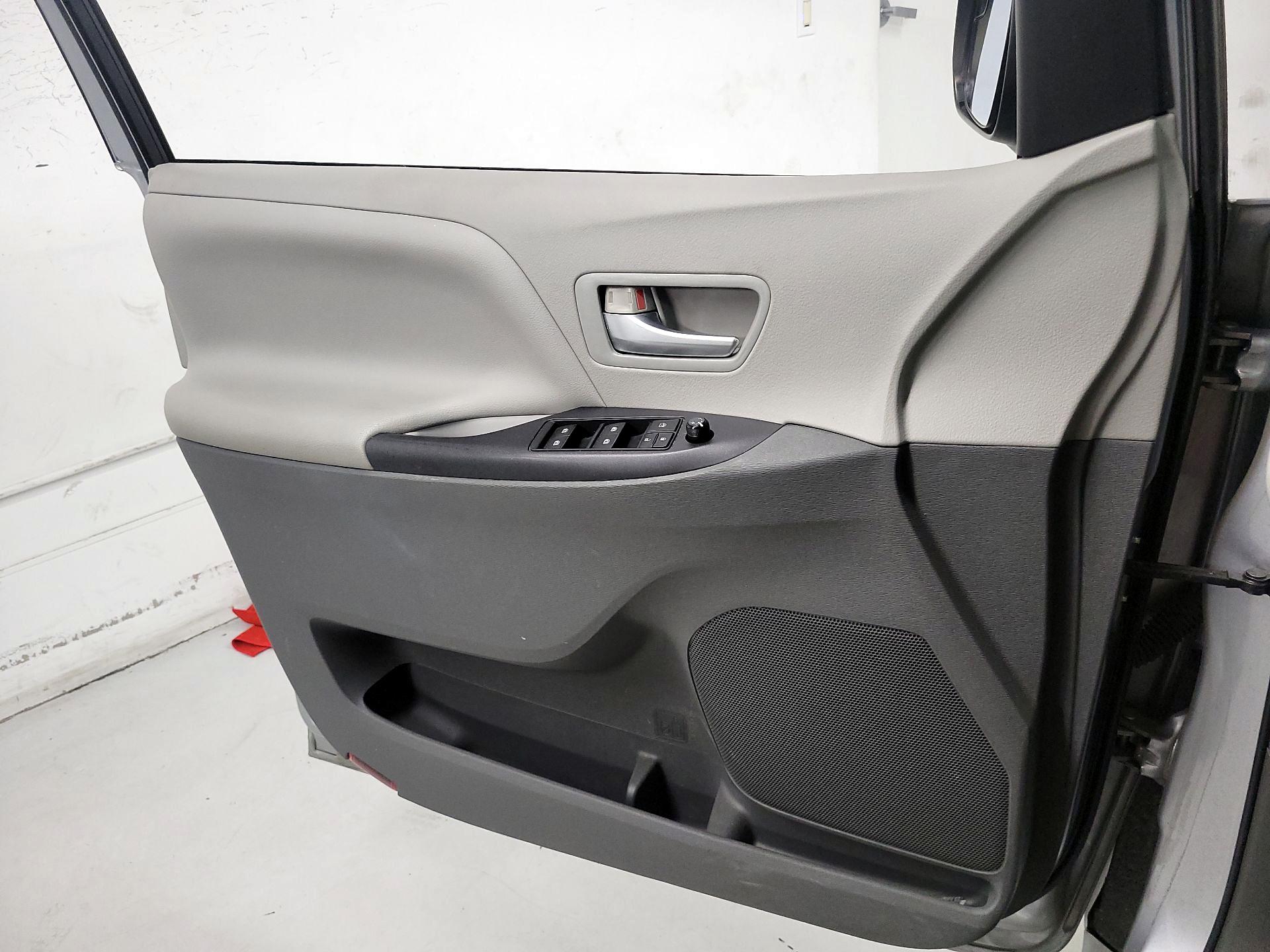 Thumbnail: 2015 Toyota Sienna - 12