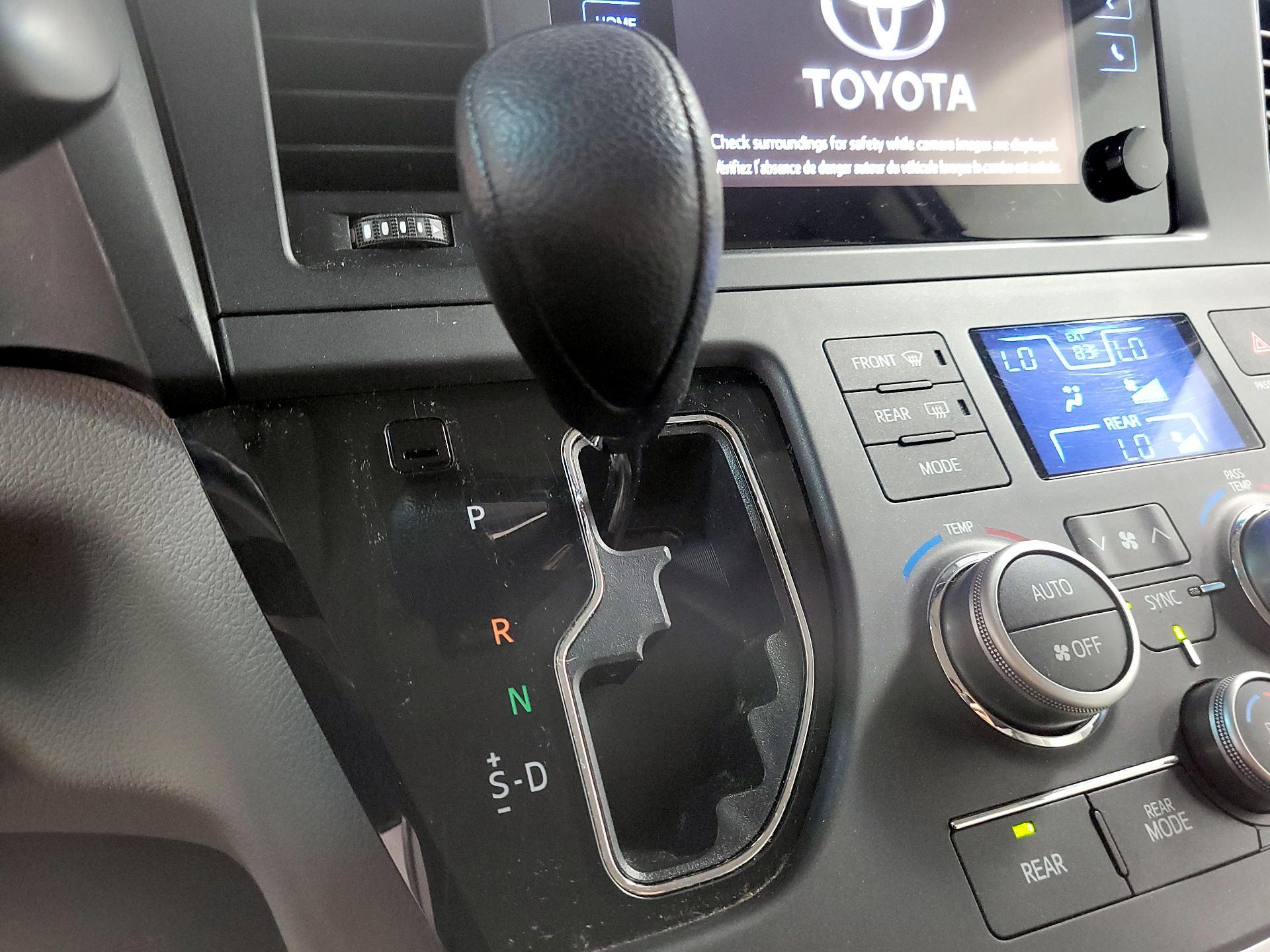 Thumbnail: 2015 Toyota Sienna - 15