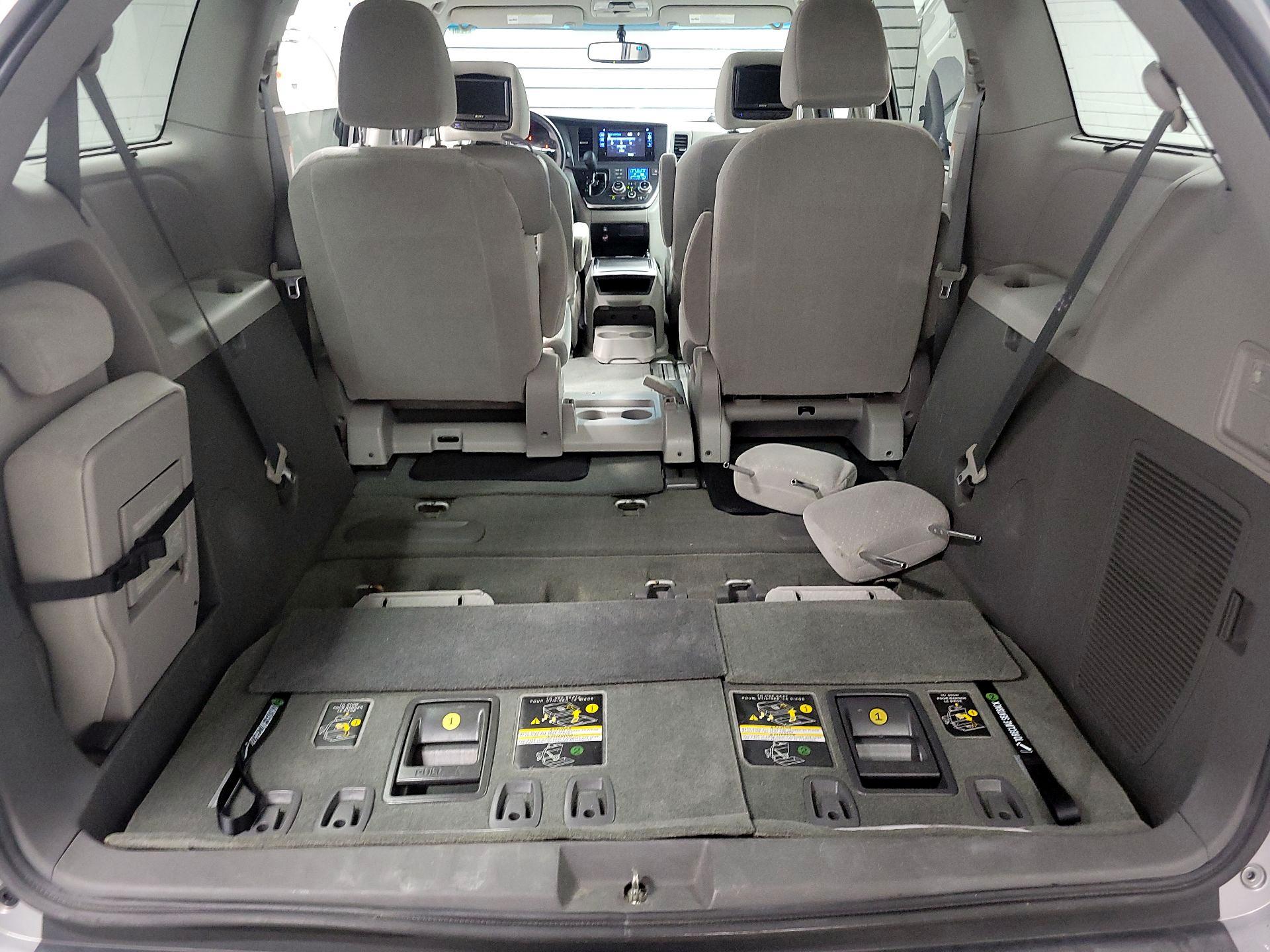 Thumbnail: 2015 Toyota Sienna - 17