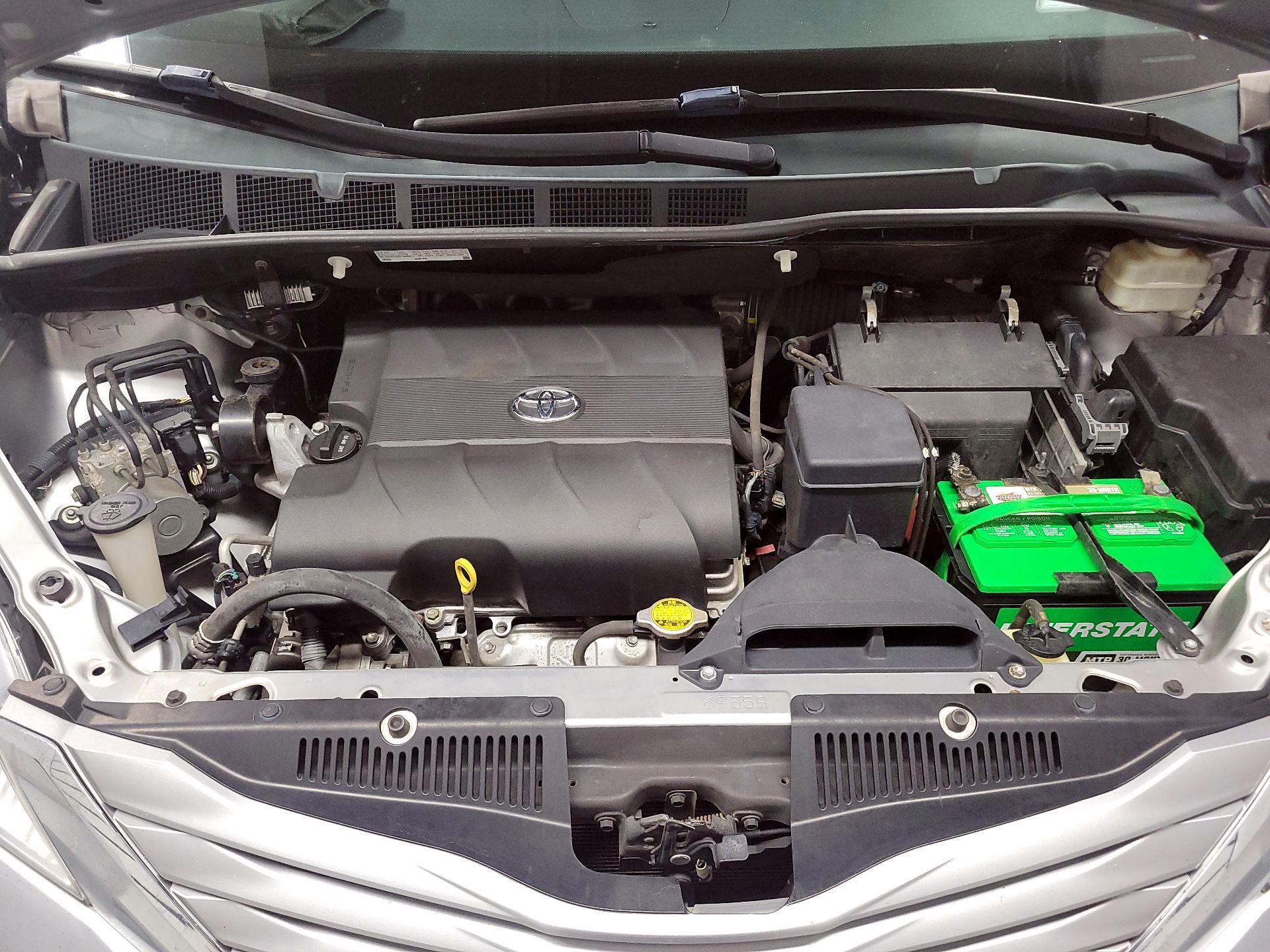 Thumbnail: 2015 Toyota Sienna - 18
