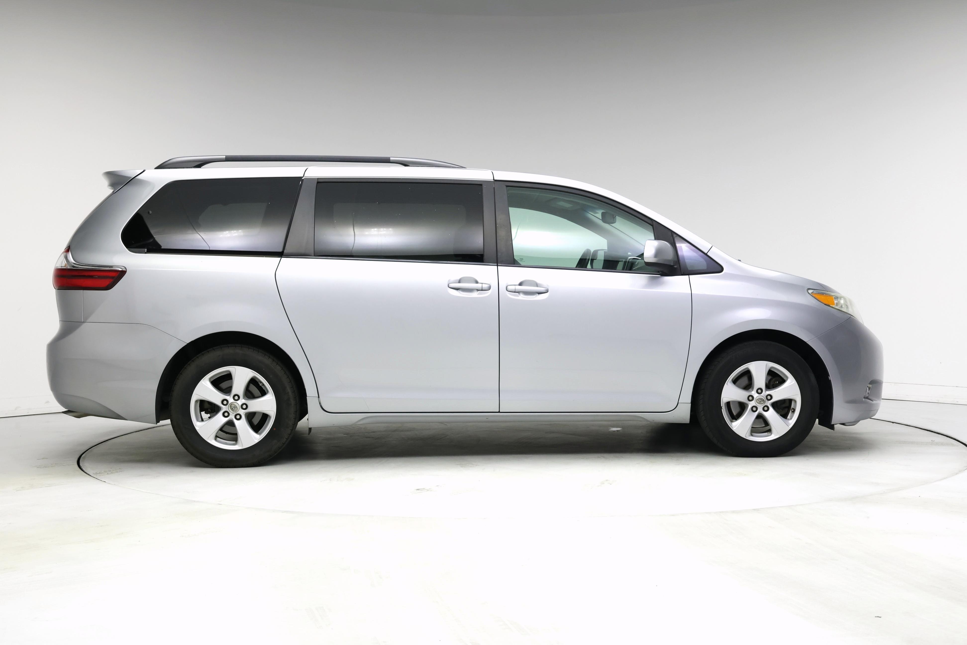 Thumbnail: 2015 Toyota Sienna - 7