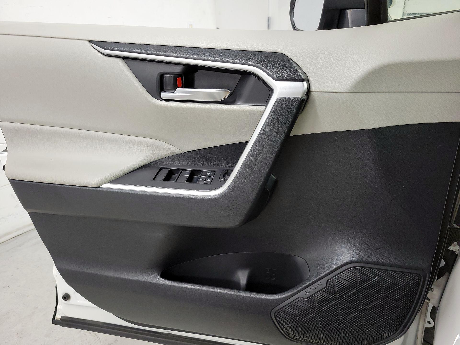 Thumbnail: 2019 Toyota RAV4 - 12