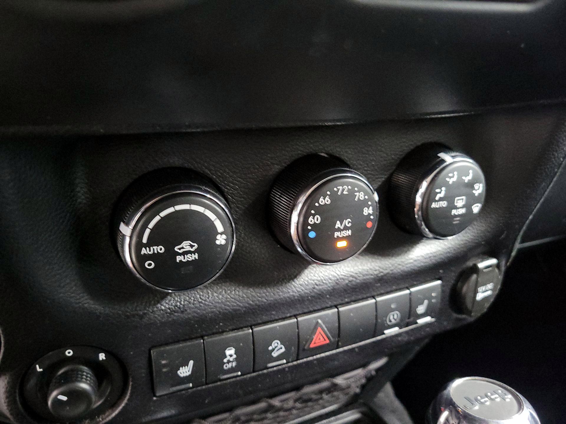 Thumbnail: 2015 Jeep Wrangler - 14