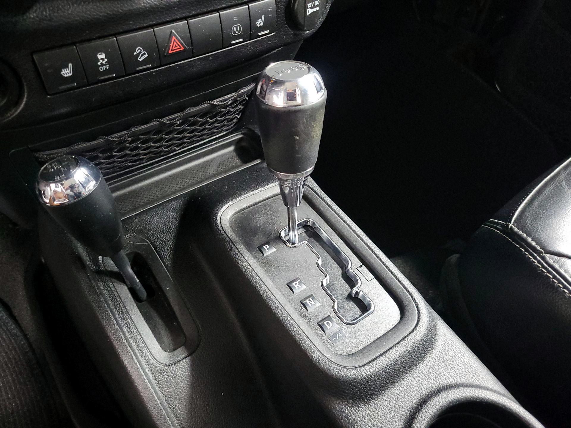 Thumbnail: 2015 Jeep Wrangler - 15