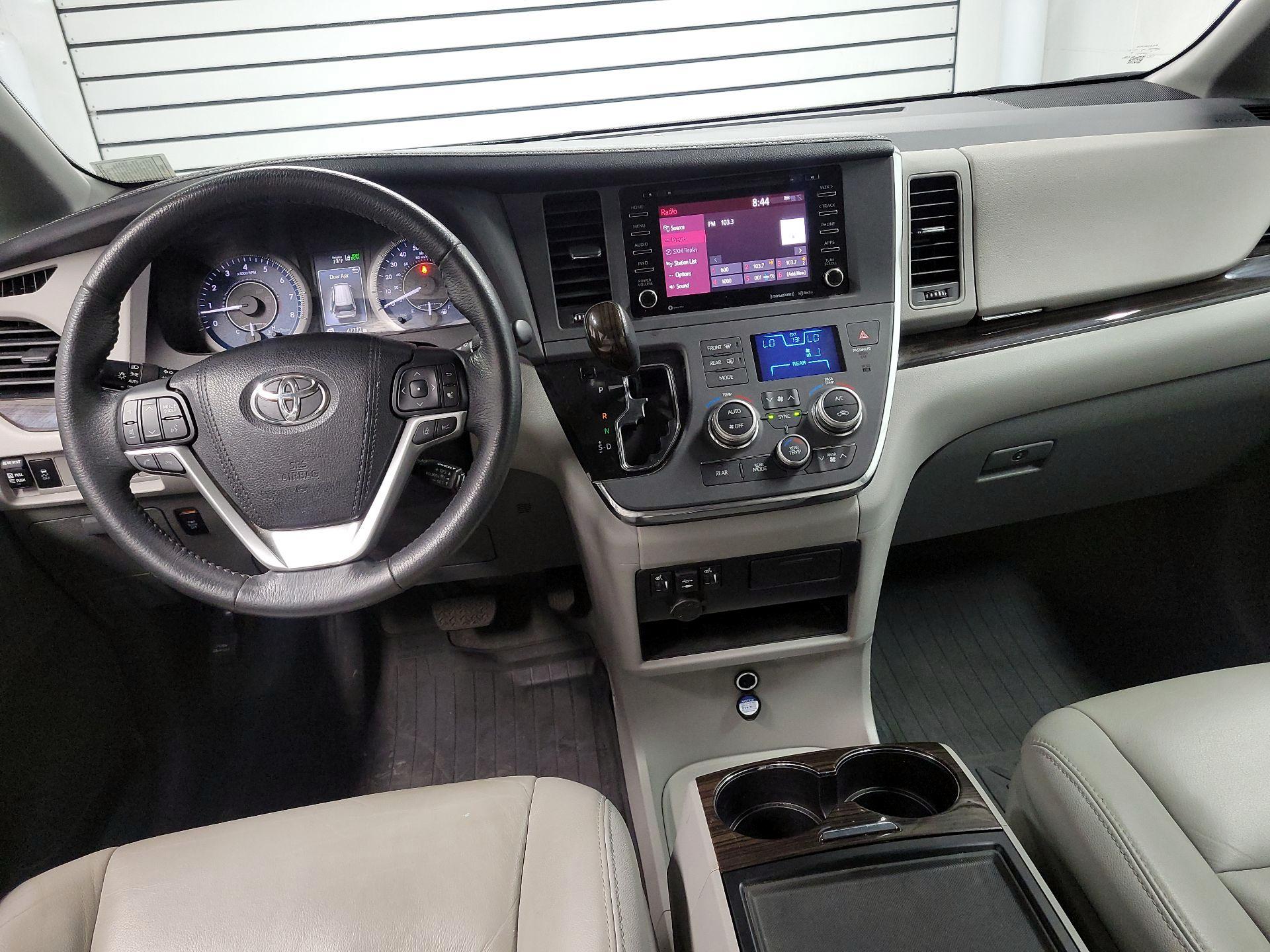 Thumbnail: 2018 Toyota Sienna - 9