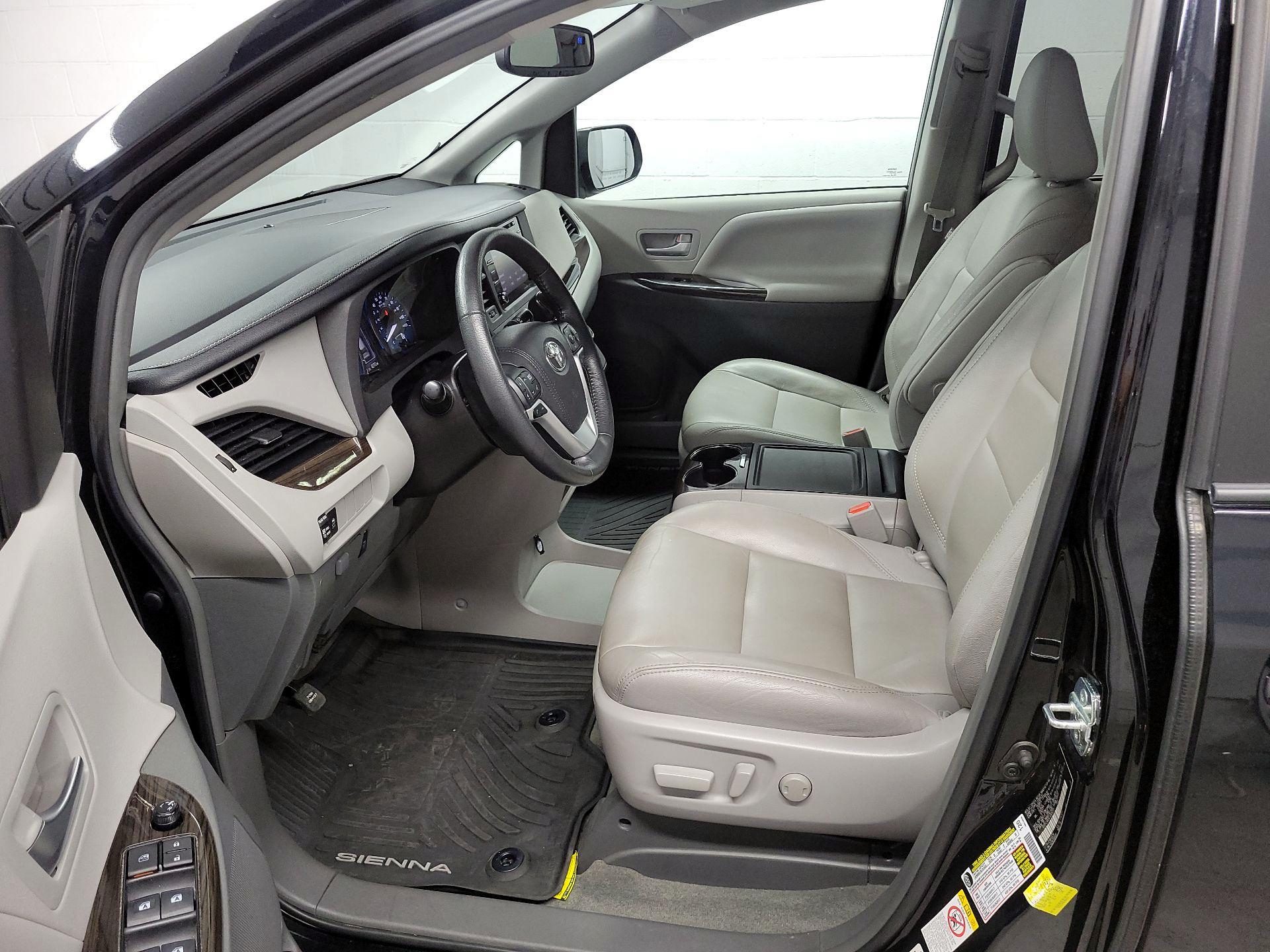 Thumbnail: 2018 Toyota Sienna - 11