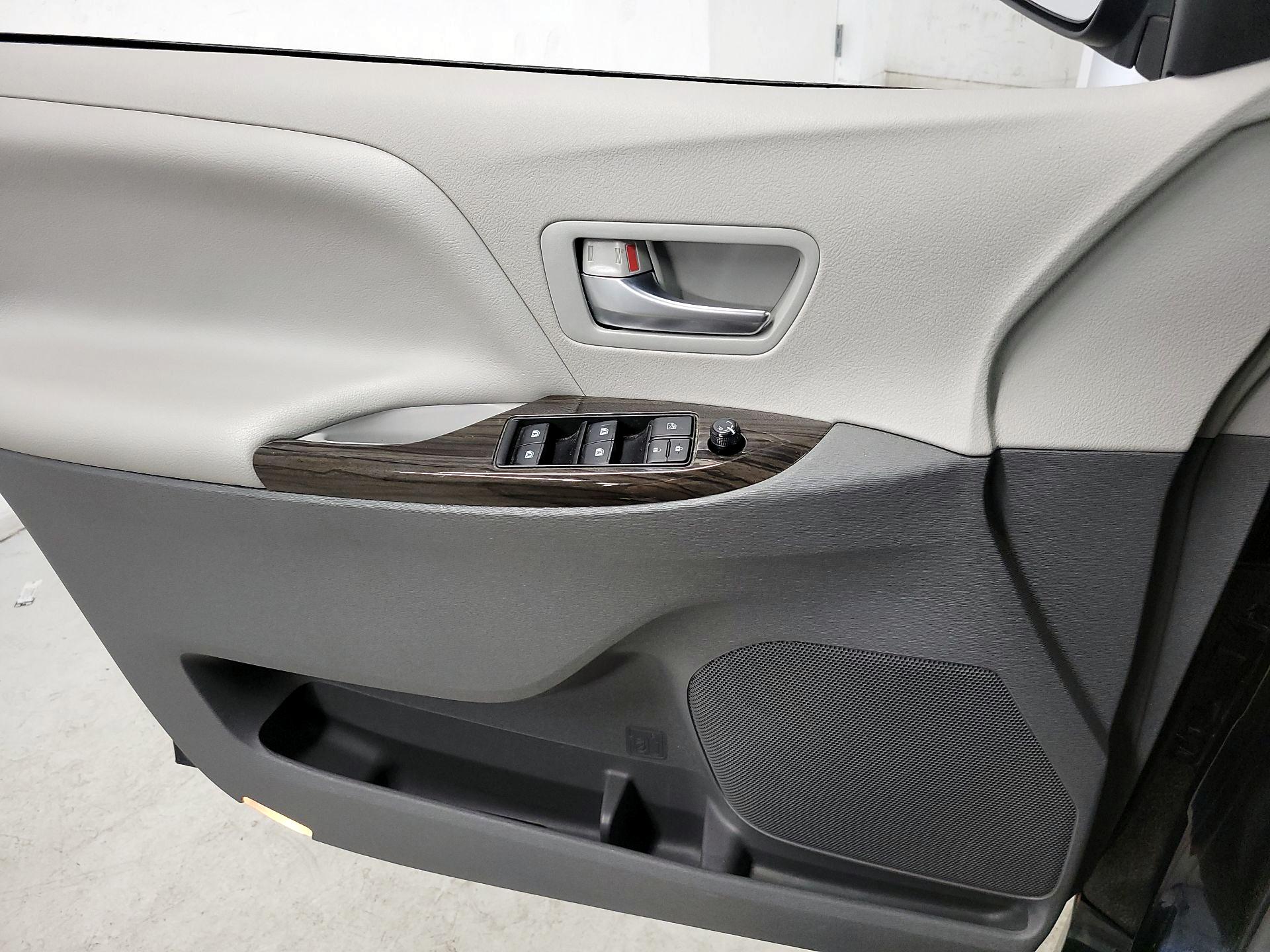 Thumbnail: 2018 Toyota Sienna - 12