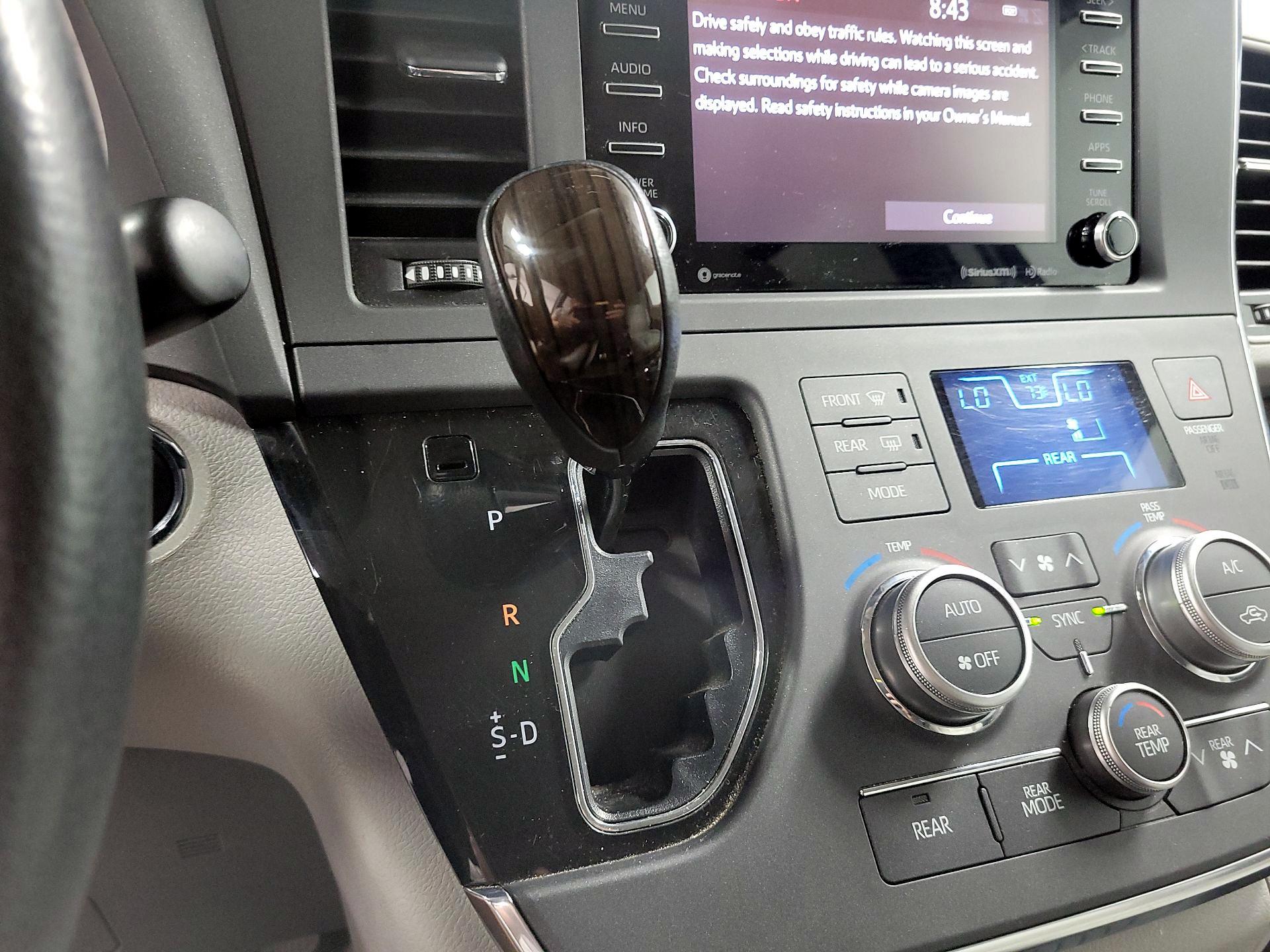 Thumbnail: 2018 Toyota Sienna - 17