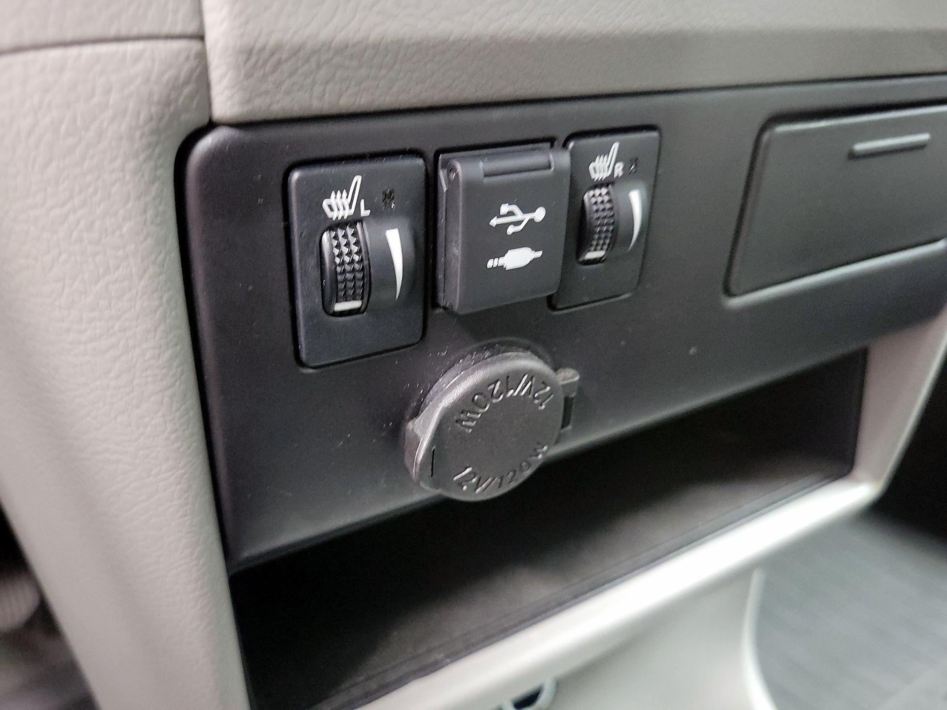 Thumbnail: 2018 Toyota Sienna - 18