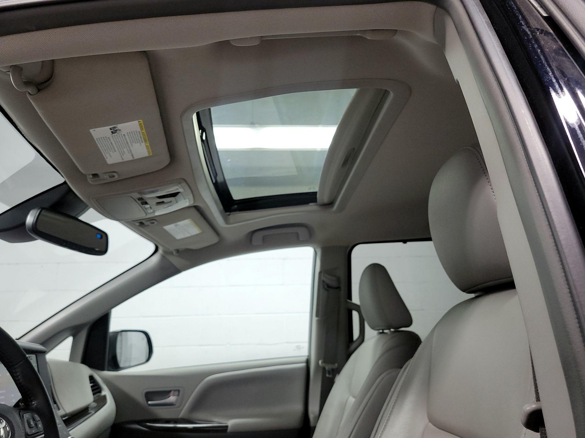 Thumbnail: 2018 Toyota Sienna - 19