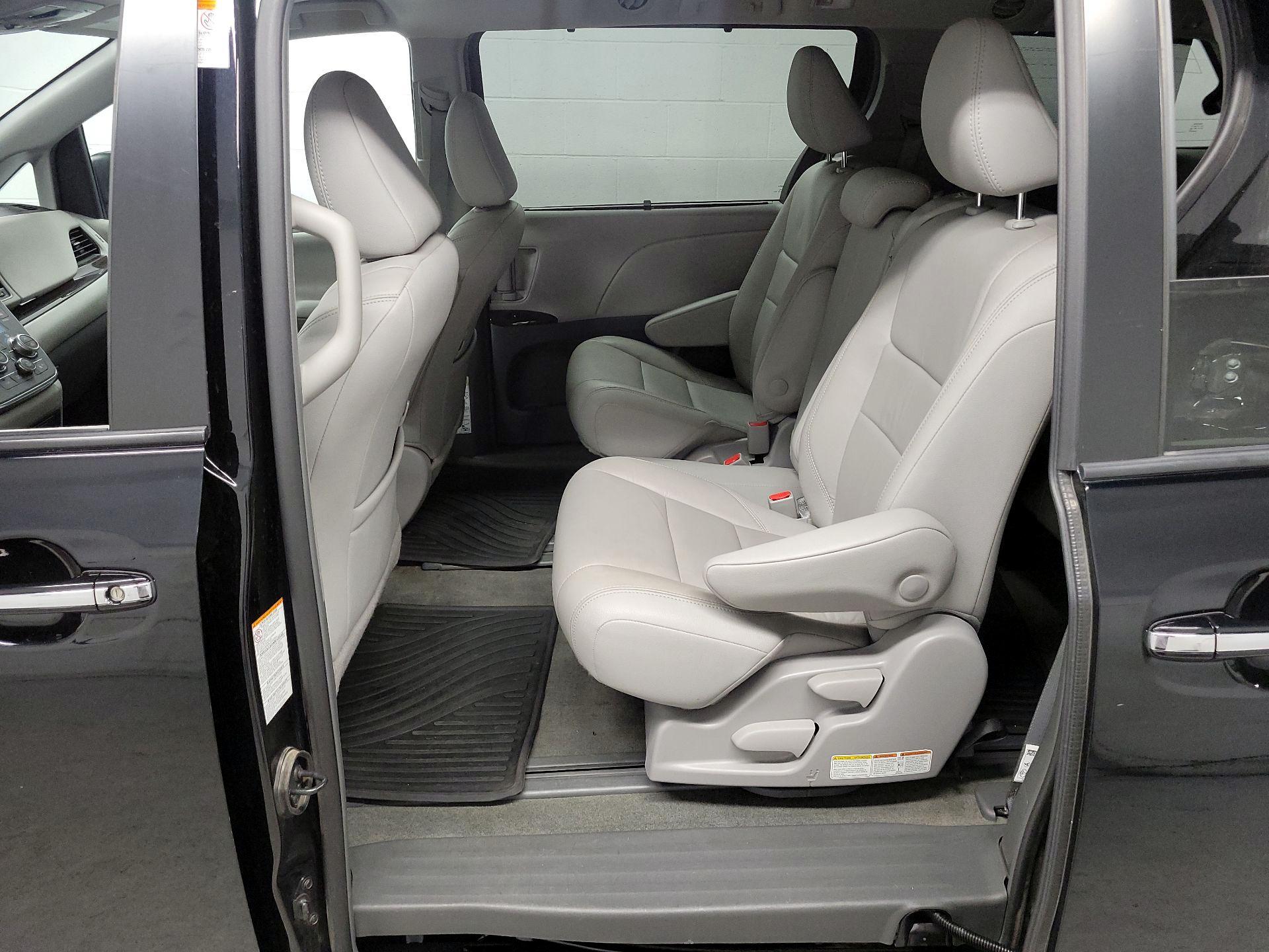 Thumbnail: 2018 Toyota Sienna - 20