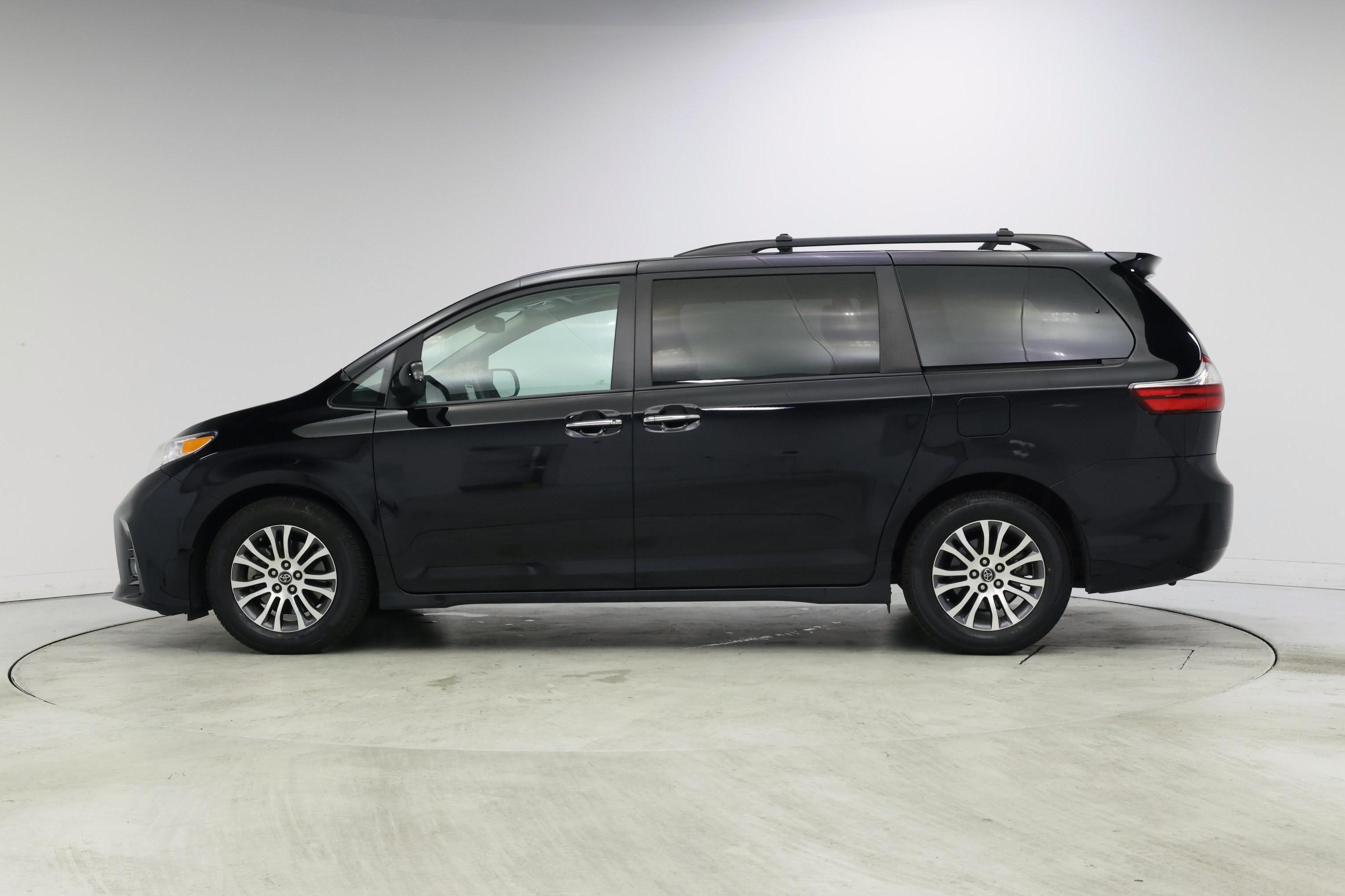 Thumbnail: 2018 Toyota Sienna - 3