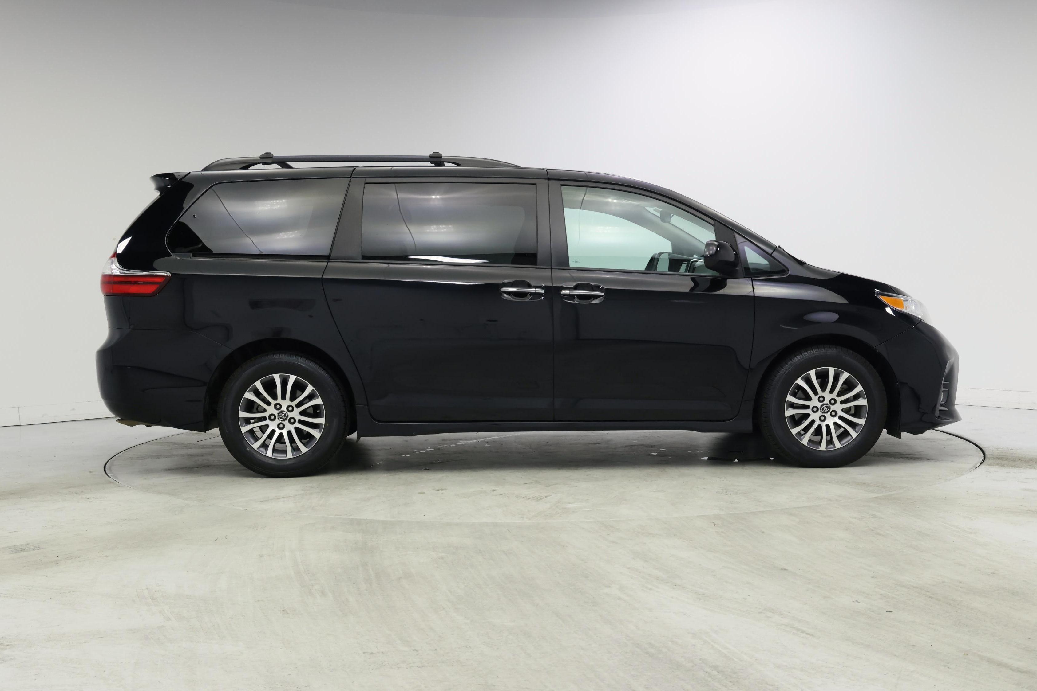 Thumbnail: 2018 Toyota Sienna - 7