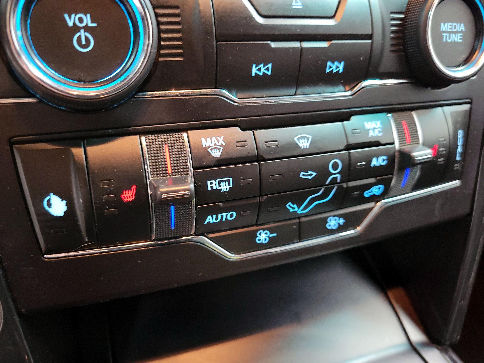 Thumbnail: 2016 Ford Explorer - 16