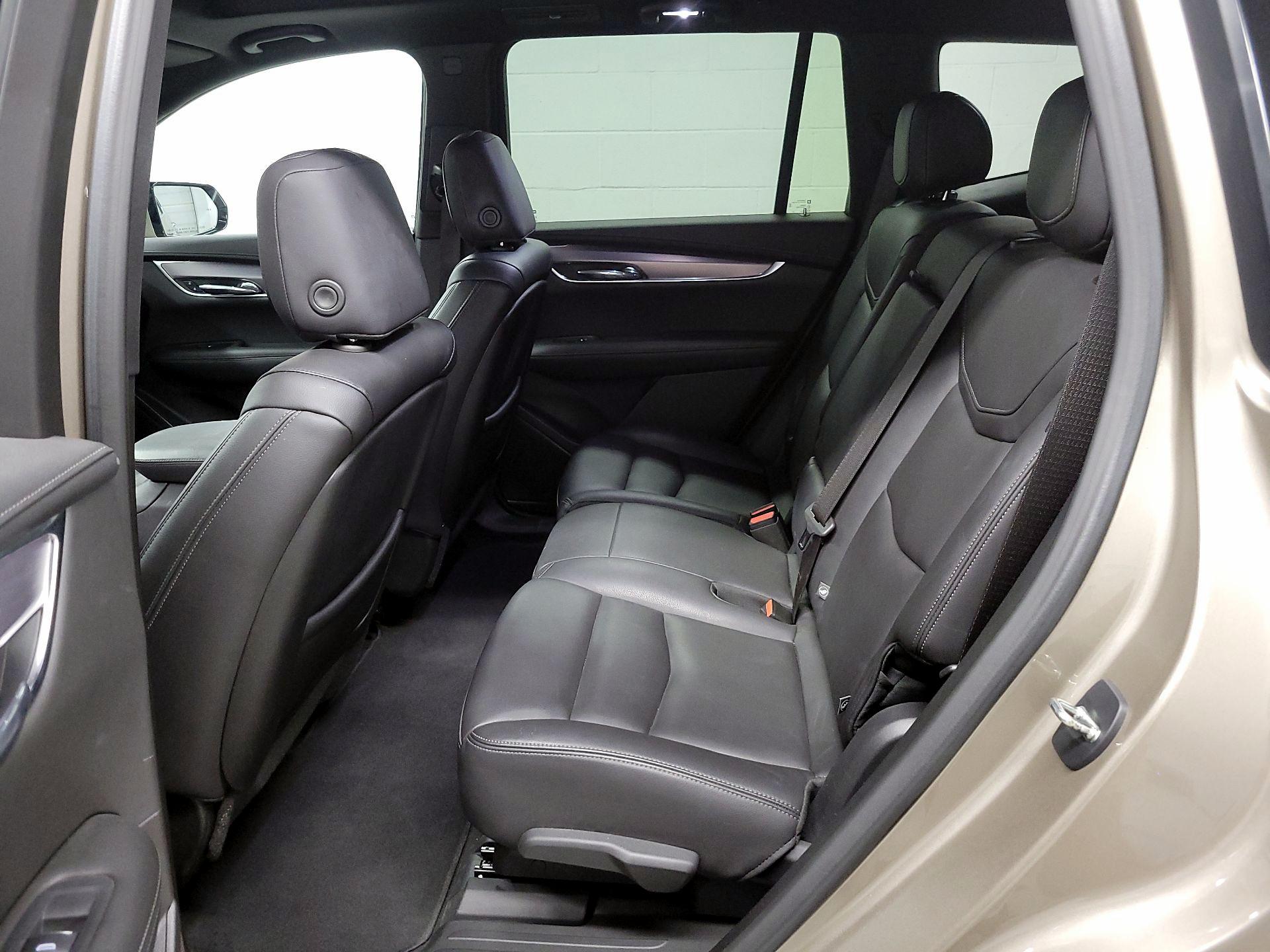 Thumbnail: 2022 Cadillac XT6 - 17