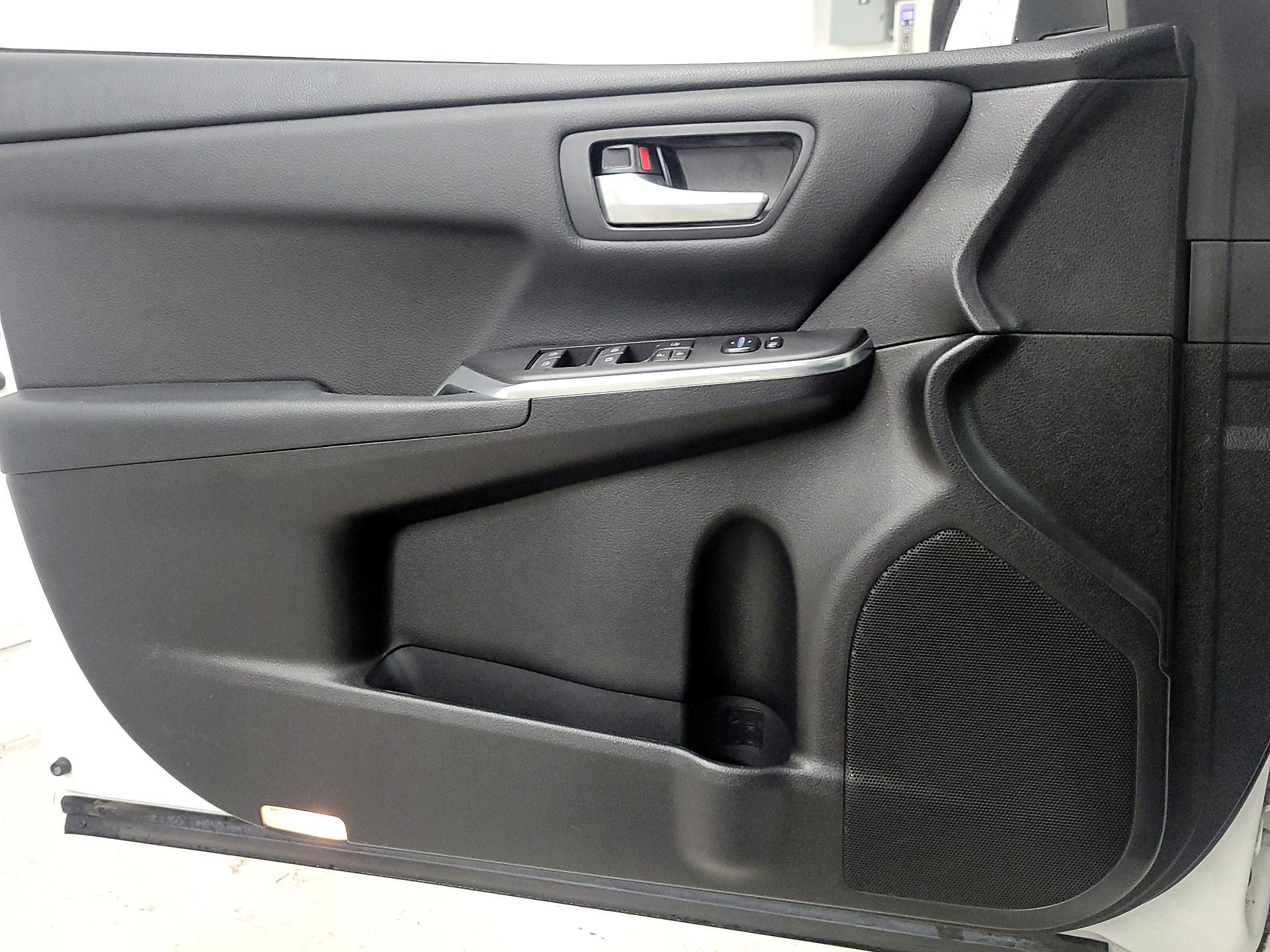 Thumbnail: 2016 Toyota Camry - 12