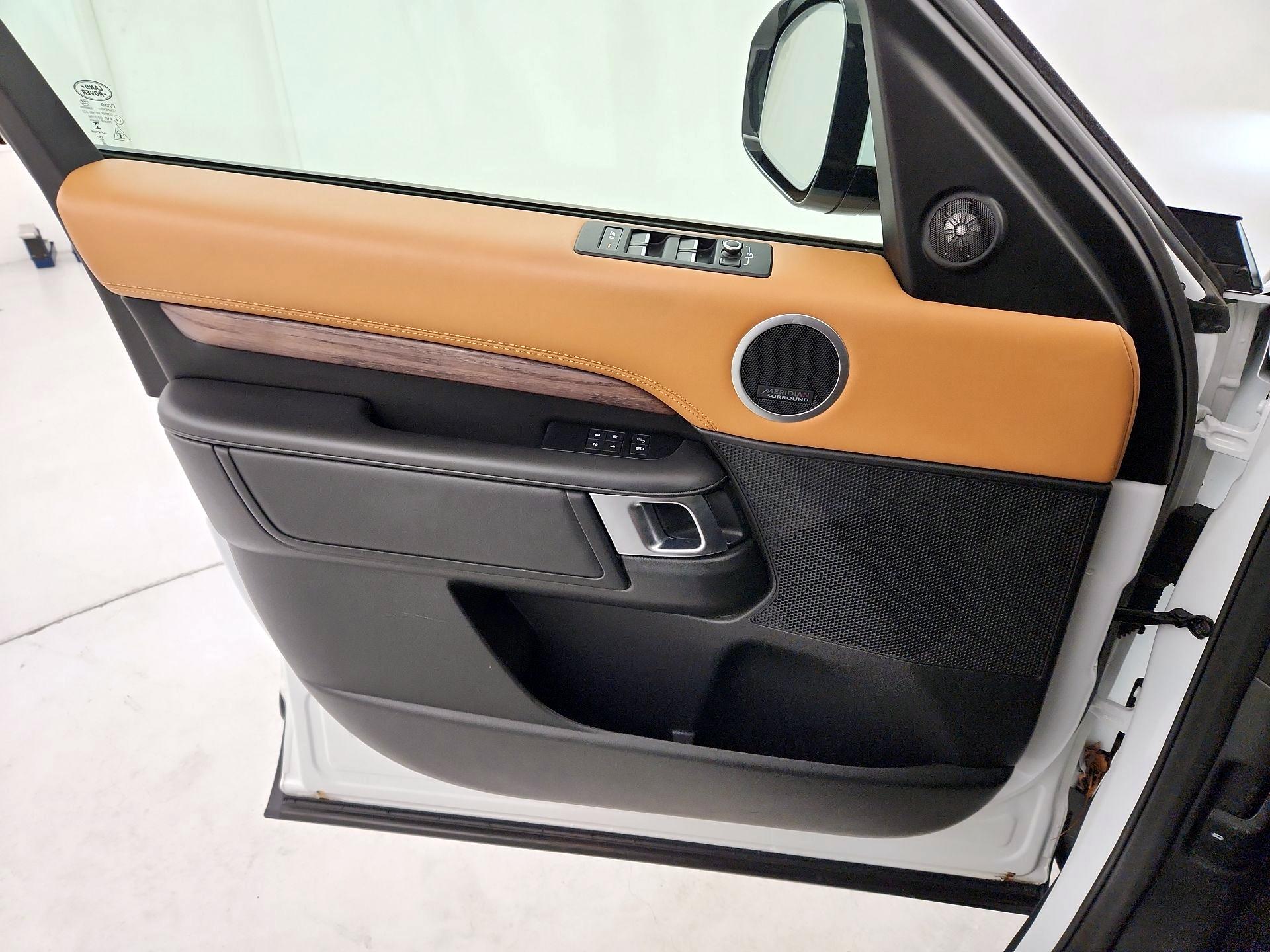 Thumbnail: 2020 Land Rover Discovery - 12