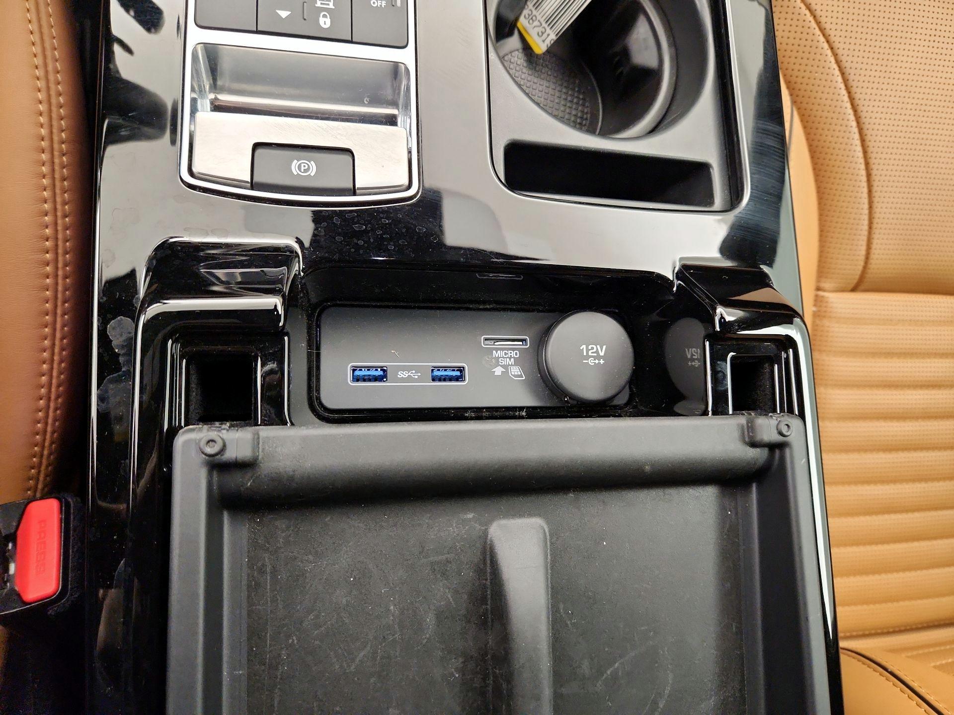 Thumbnail: 2020 Land Rover Discovery - 18