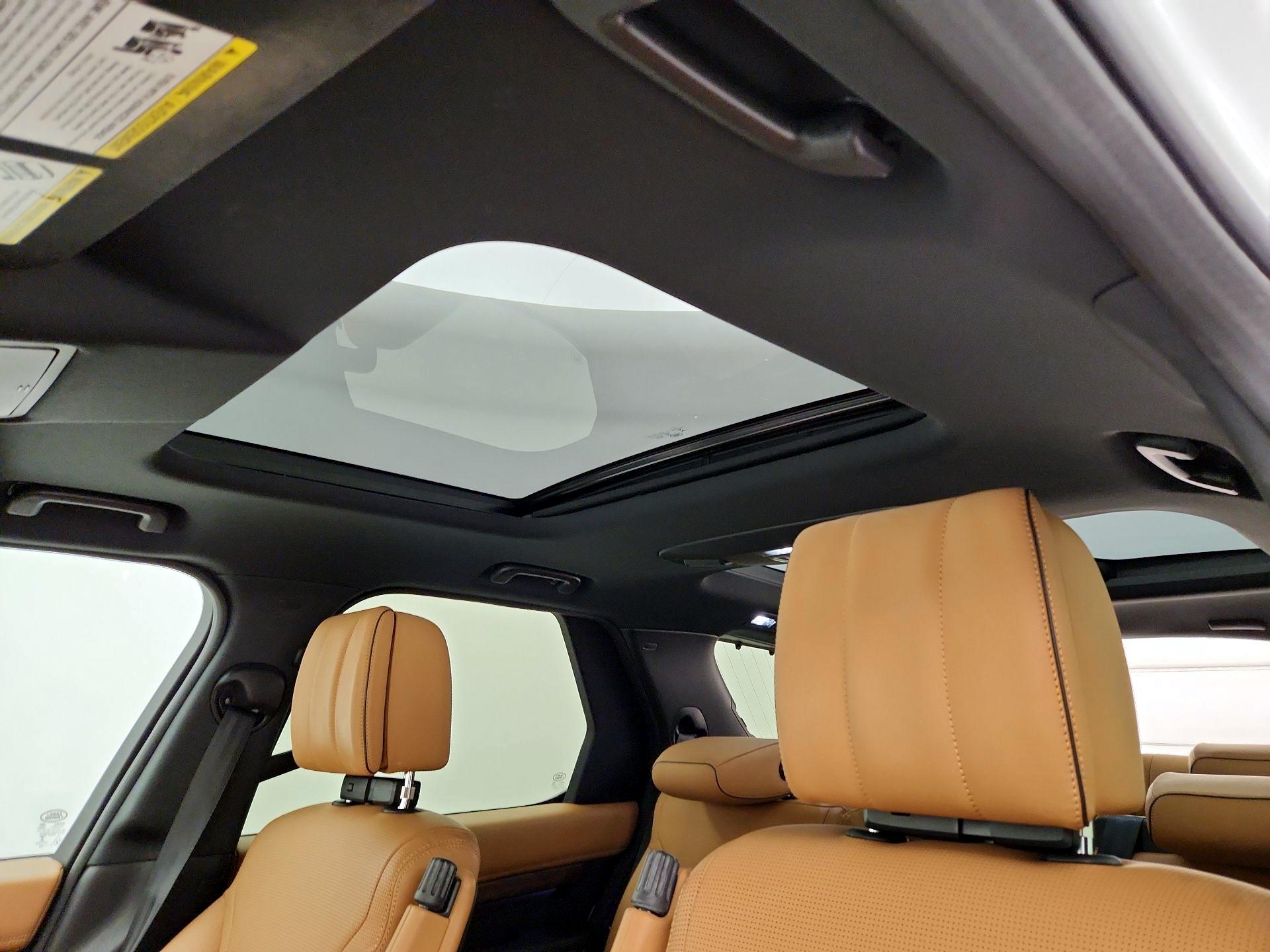Thumbnail: 2020 Land Rover Discovery - 19