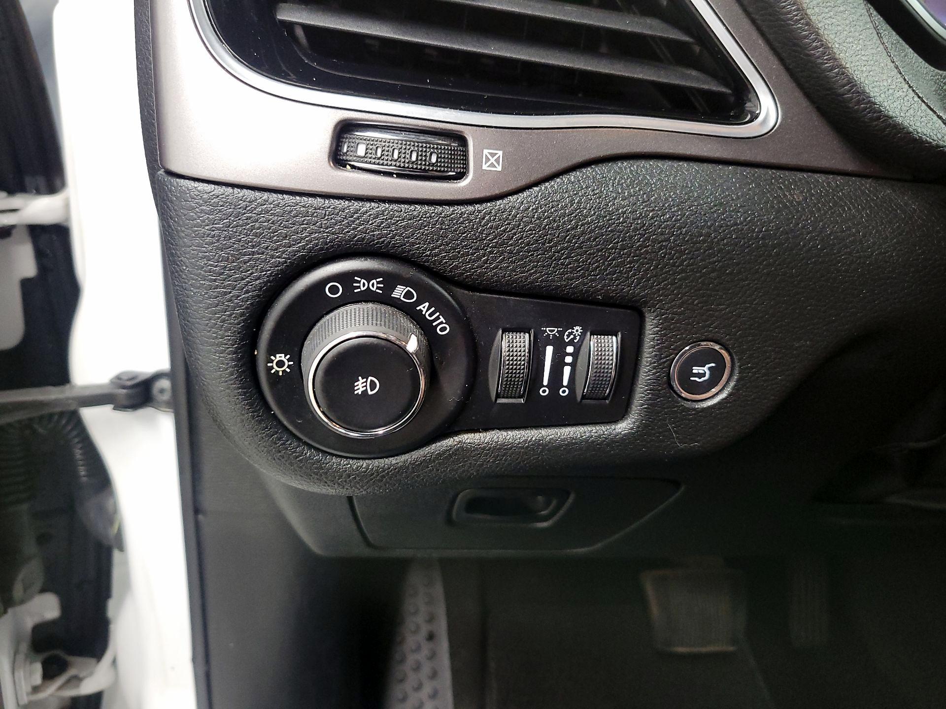 Thumbnail: 2019 Jeep Cherokee - 13