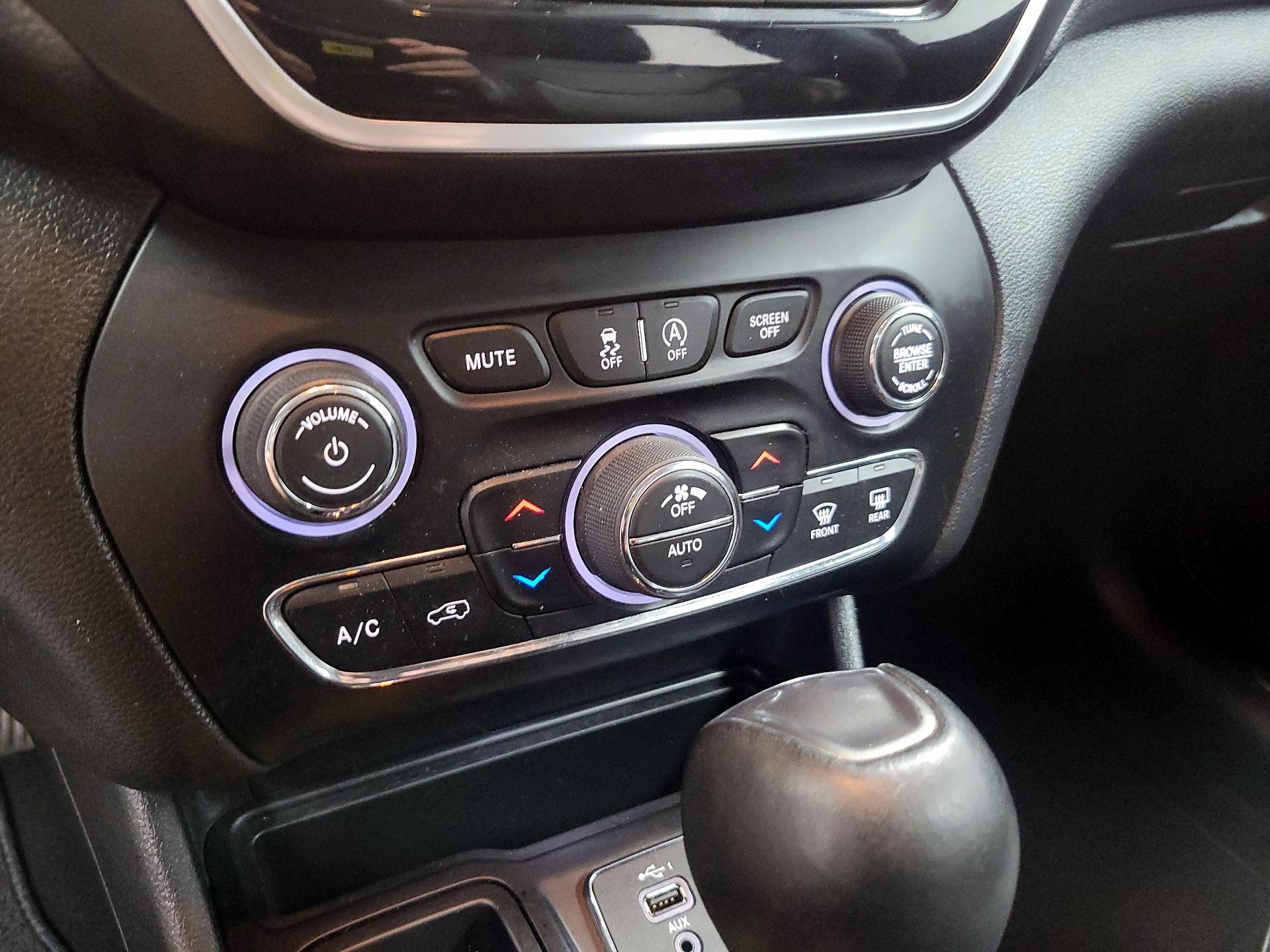 Thumbnail: 2019 Jeep Cherokee - 15