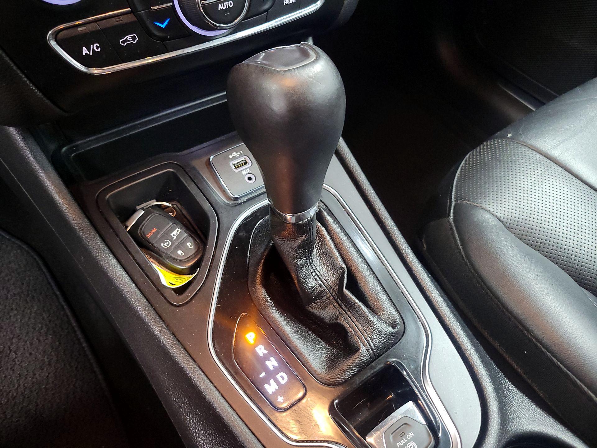 Thumbnail: 2019 Jeep Cherokee - 16