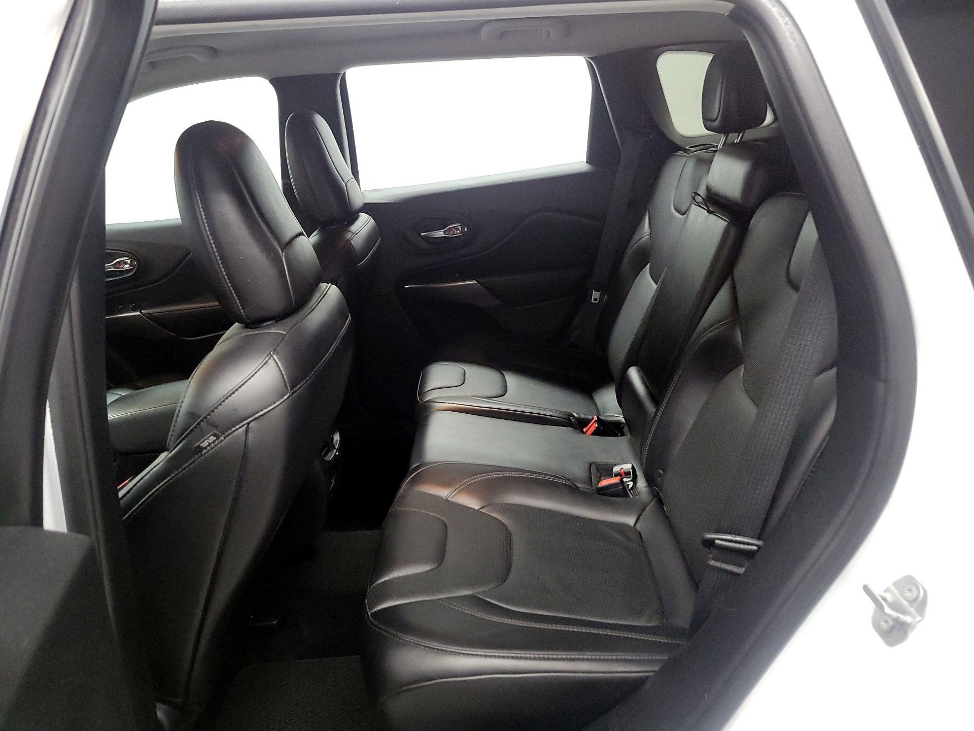 Thumbnail: 2019 Jeep Cherokee - 17