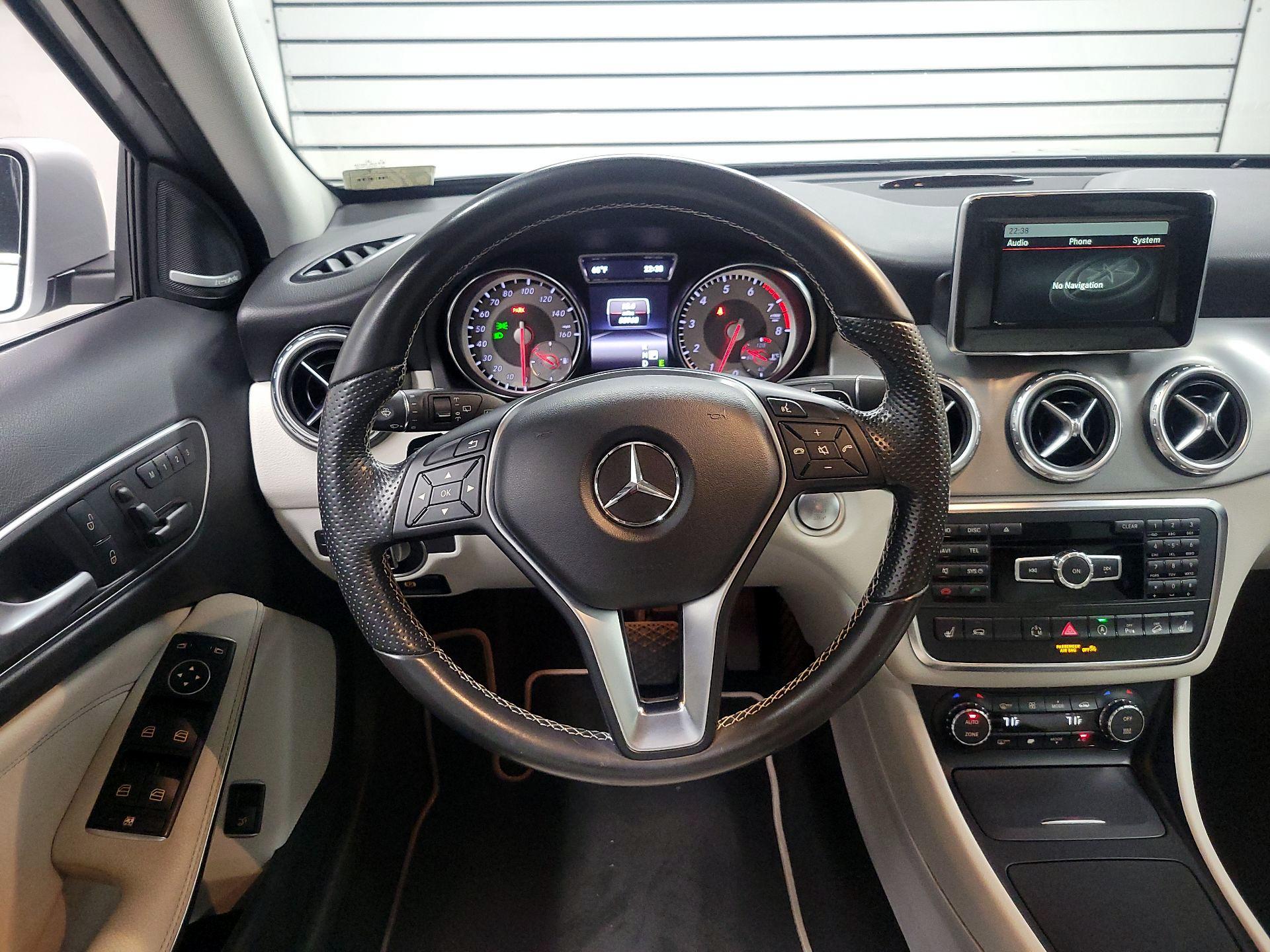 Thumbnail: 2015 Mercedes-Benz GLA - 10