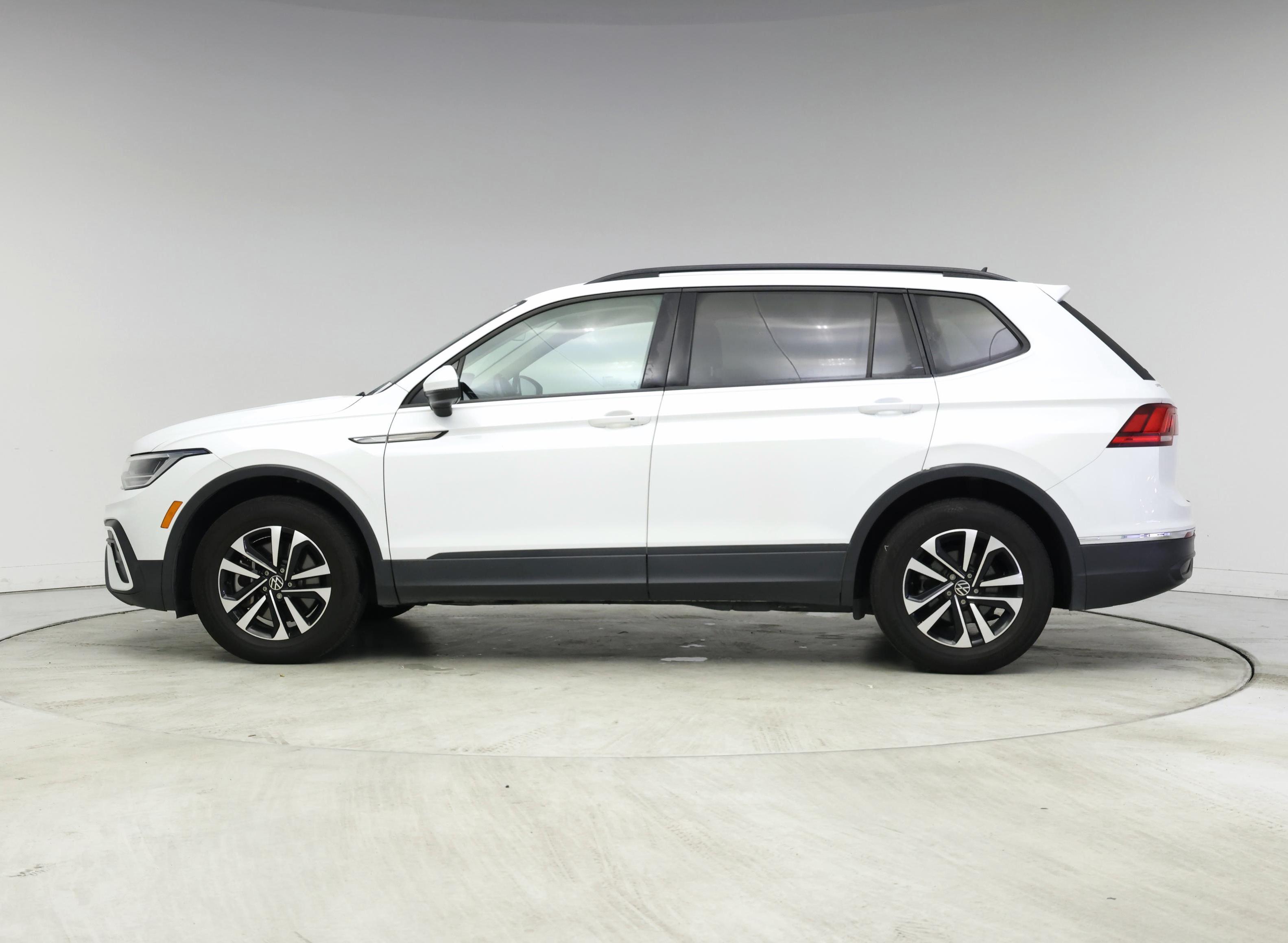 Thumbnail: 2022 Volkswagen Tiguan - 3