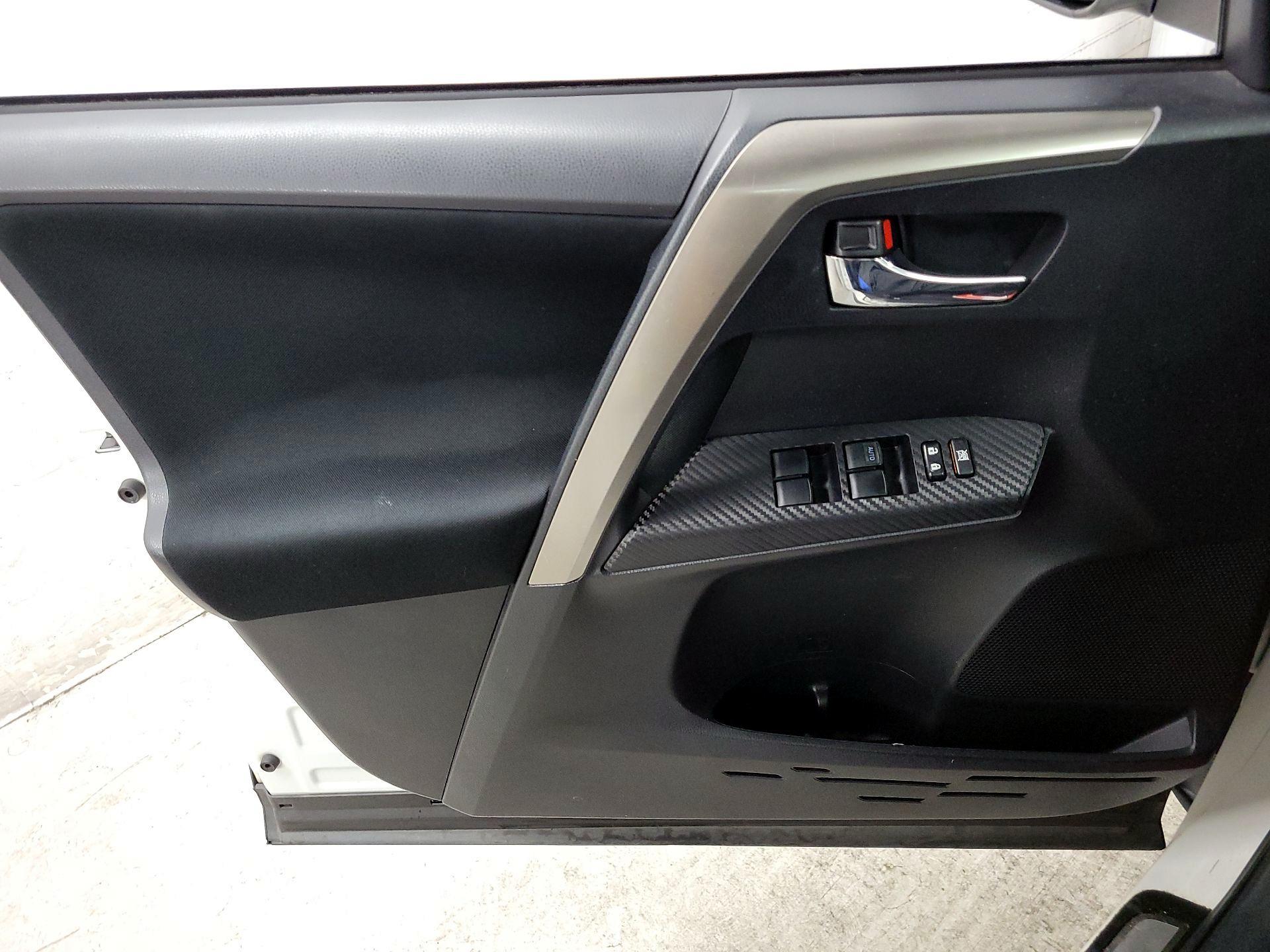 Thumbnail: 2015 Toyota RAV4 - 12