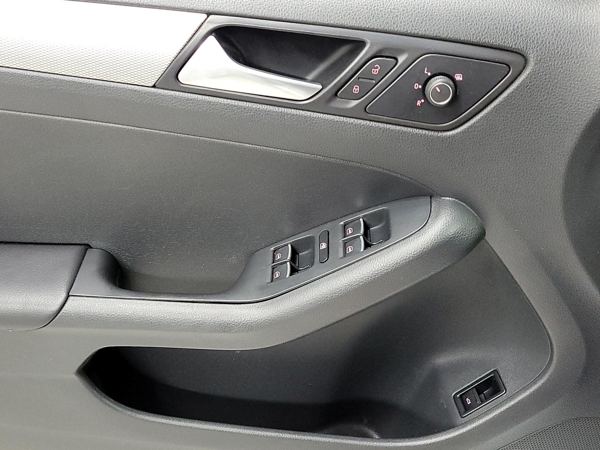 Thumbnail: 2015 Volkswagen Jetta - 12