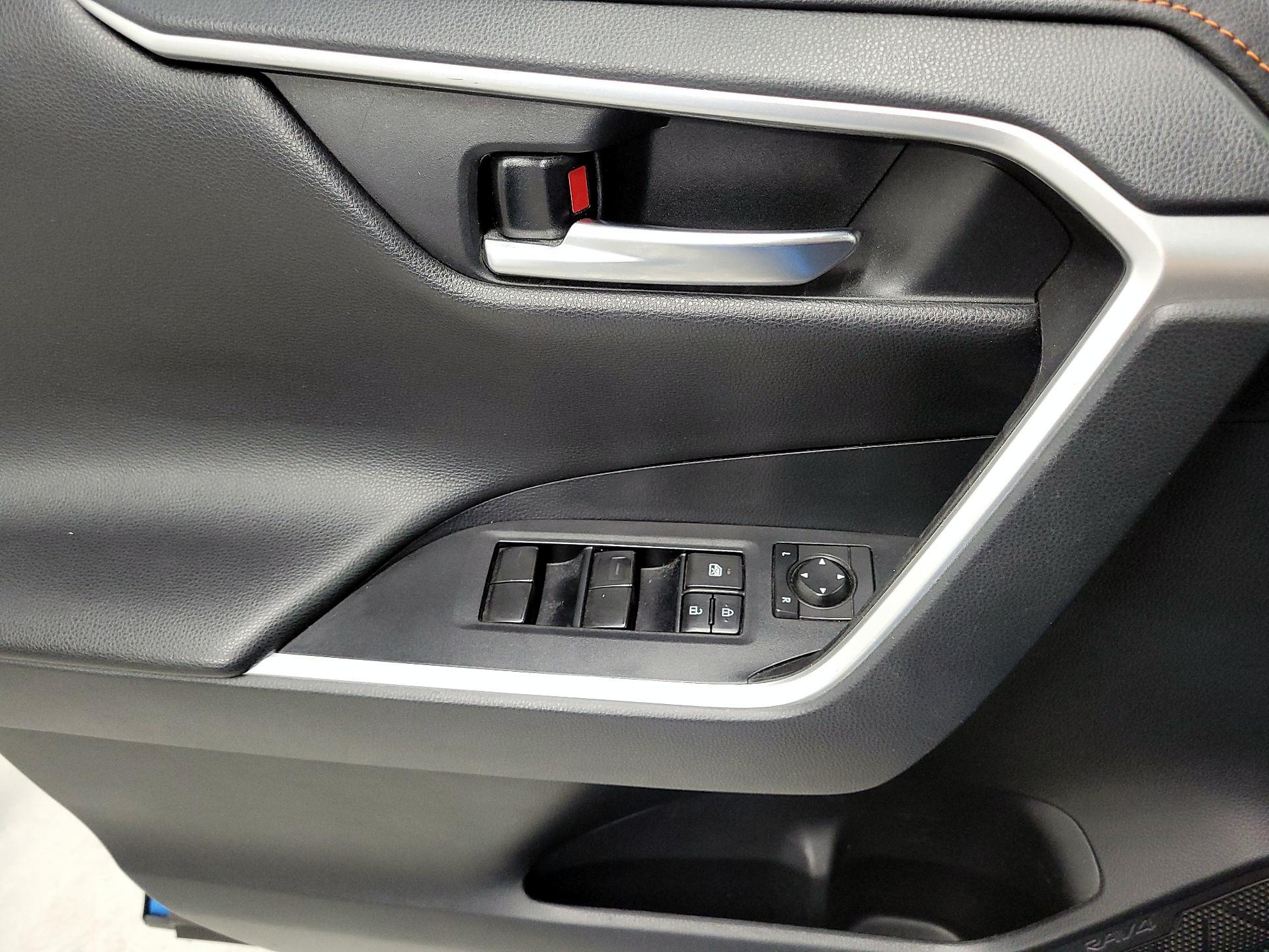 Thumbnail: 2019 Toyota RAV4 - 12