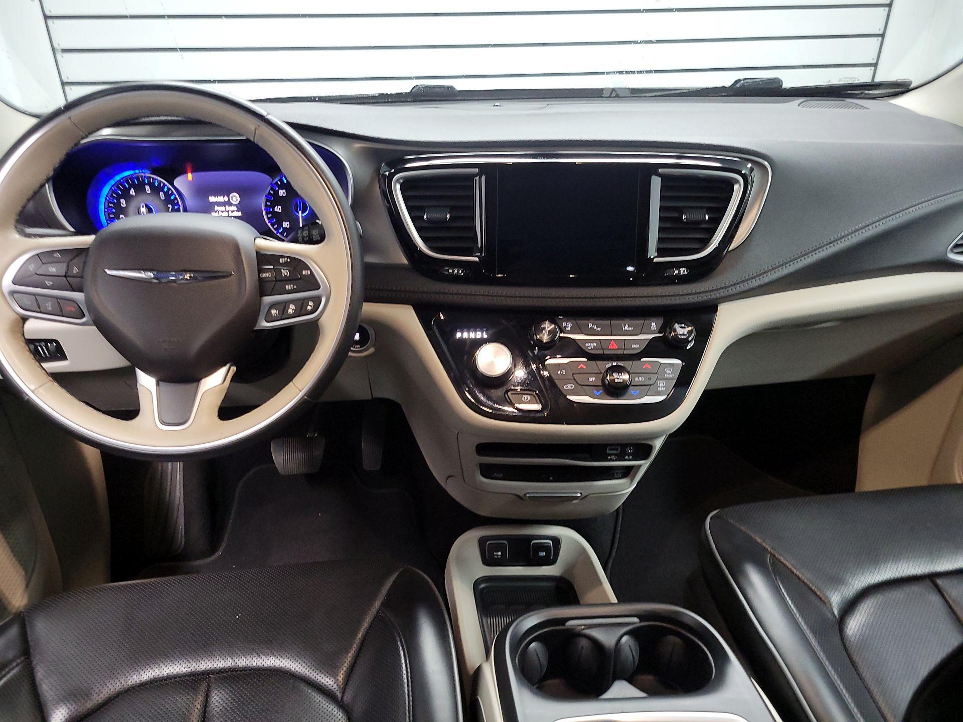 Thumbnail: 2017 Chrysler Pacifica - 9