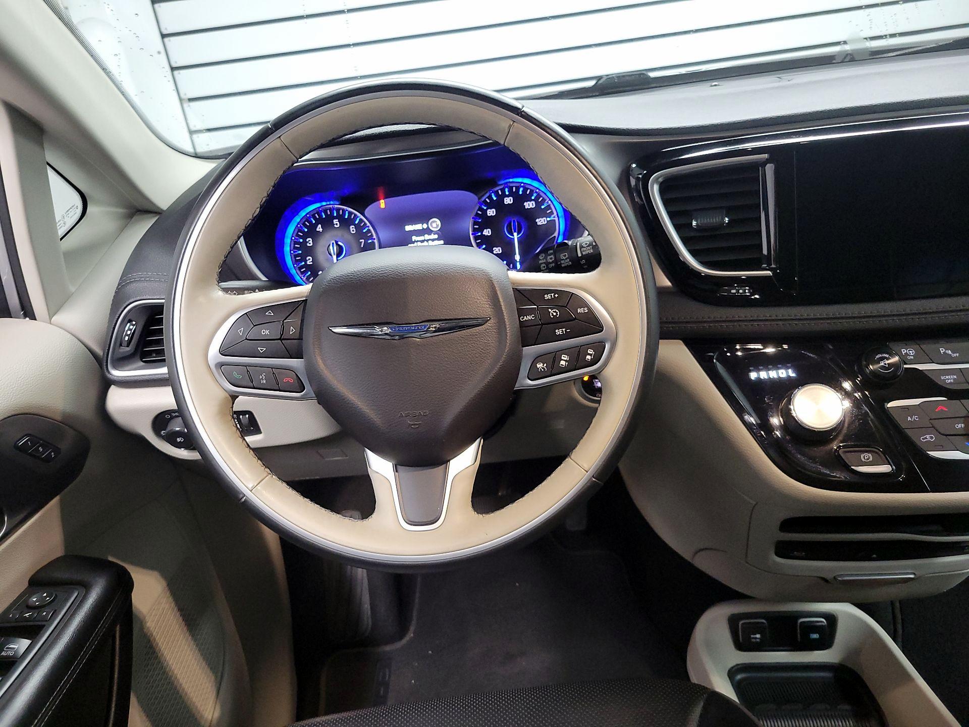 Thumbnail: 2017 Chrysler Pacifica - 10