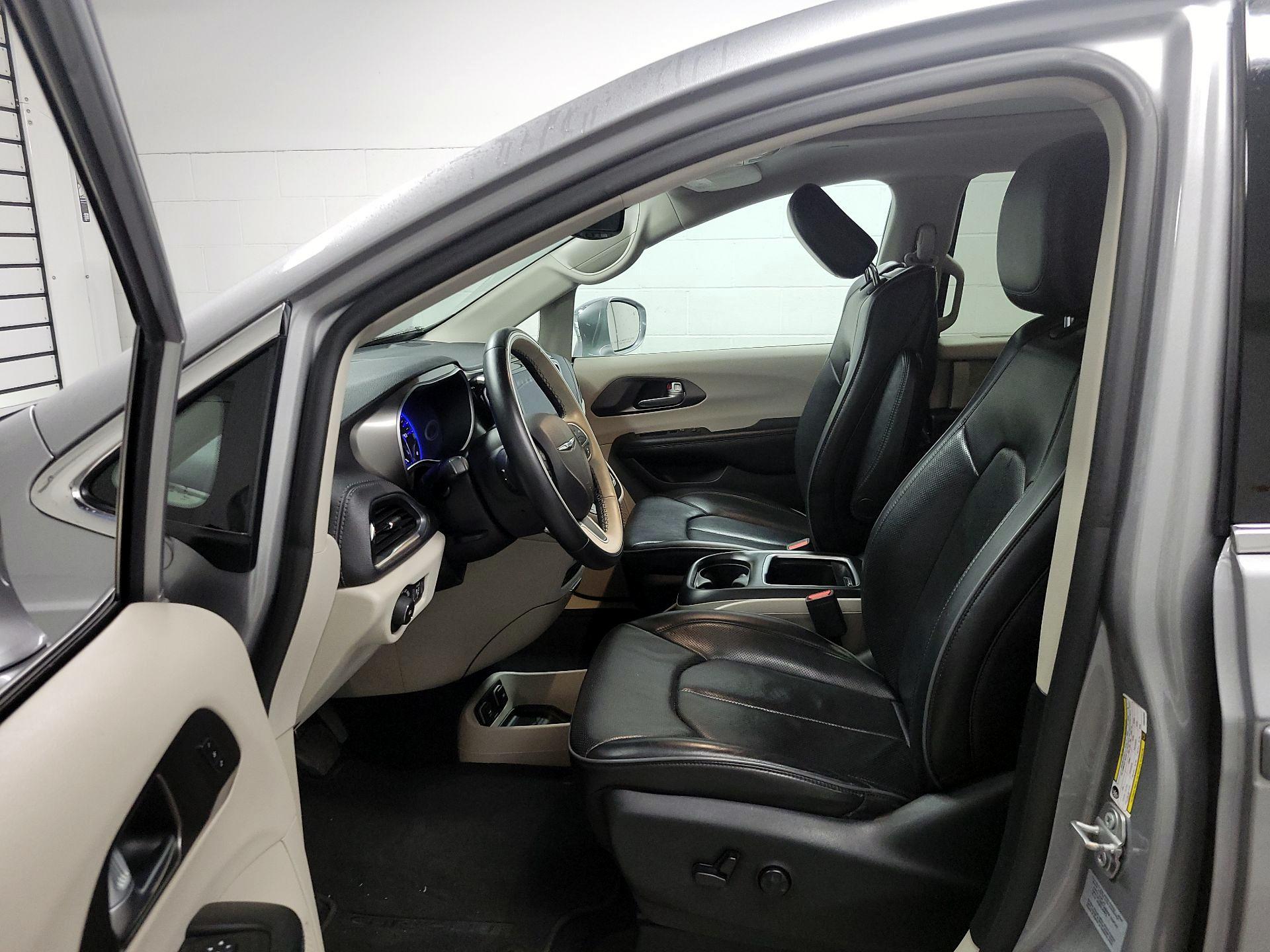Thumbnail: 2017 Chrysler Pacifica - 11