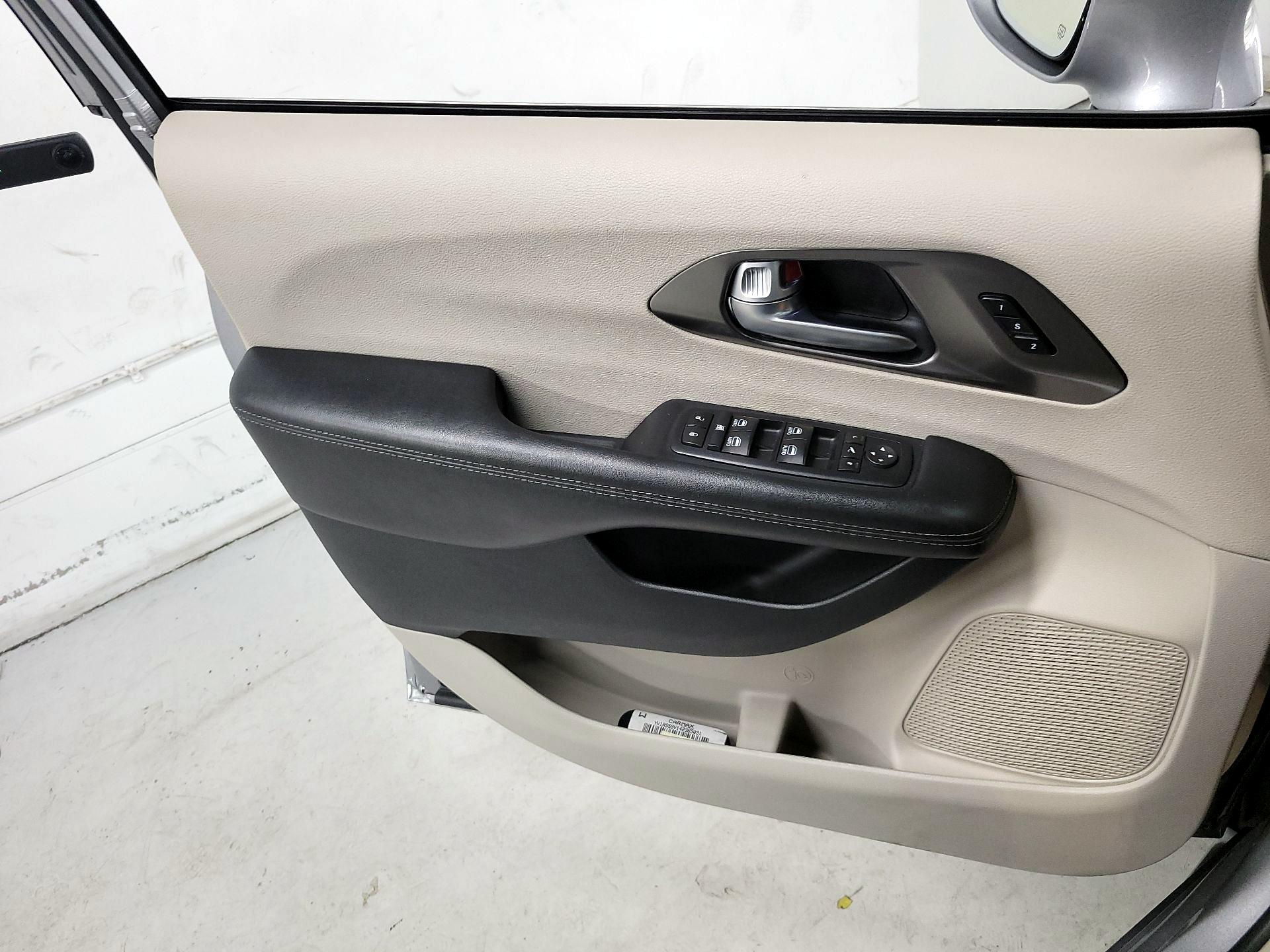 Thumbnail: 2017 Chrysler Pacifica - 12