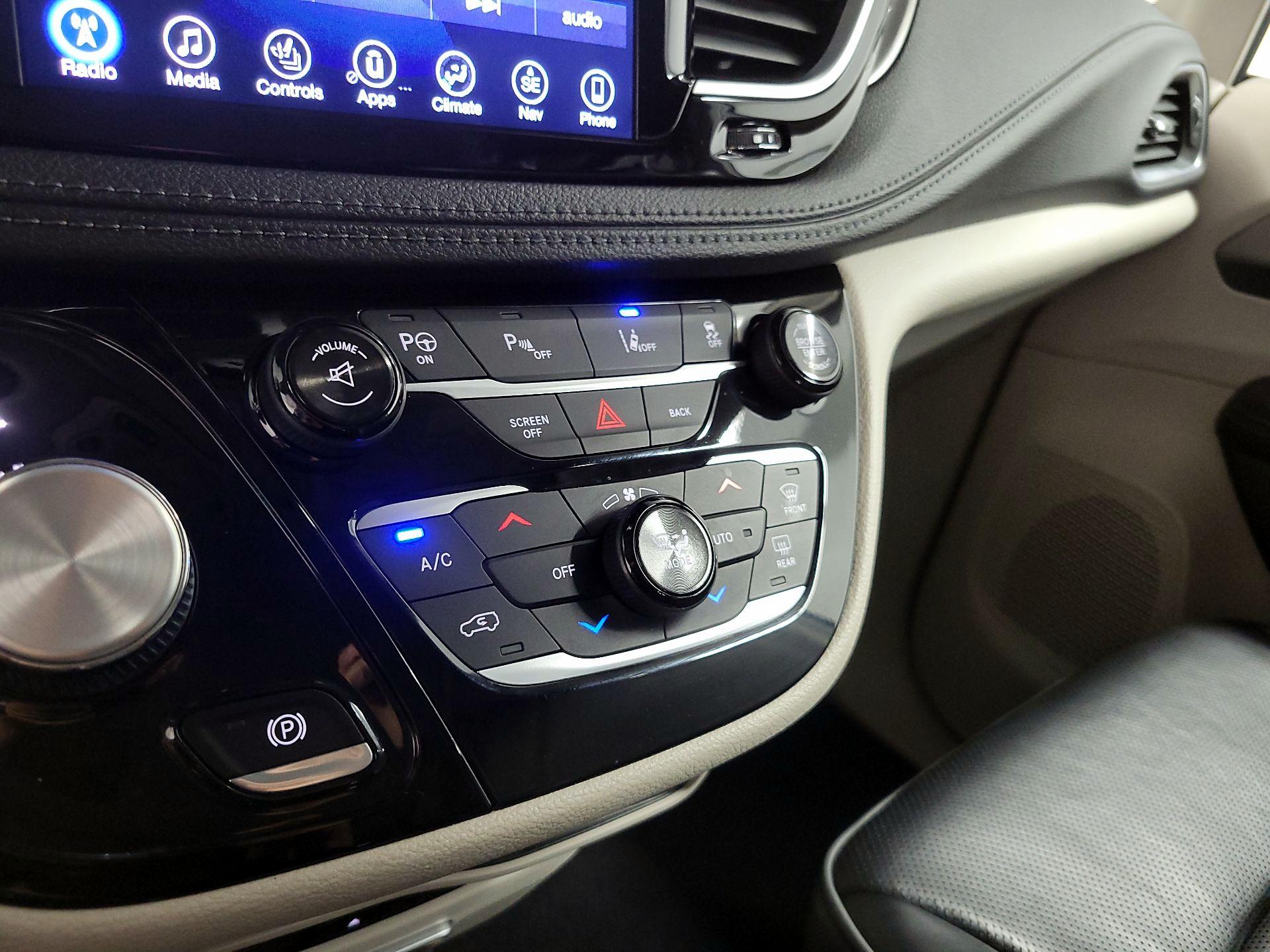 Thumbnail: 2017 Chrysler Pacifica - 16