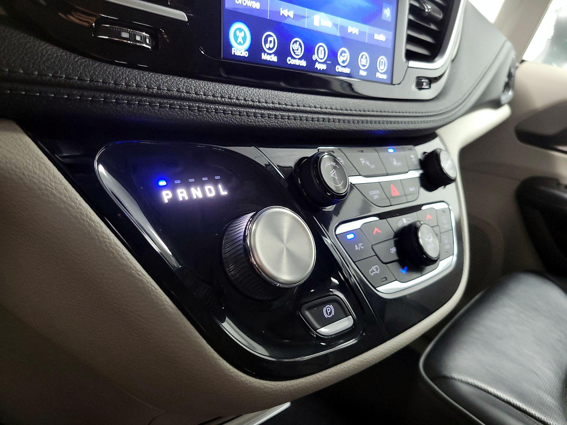 Thumbnail: 2017 Chrysler Pacifica - 17