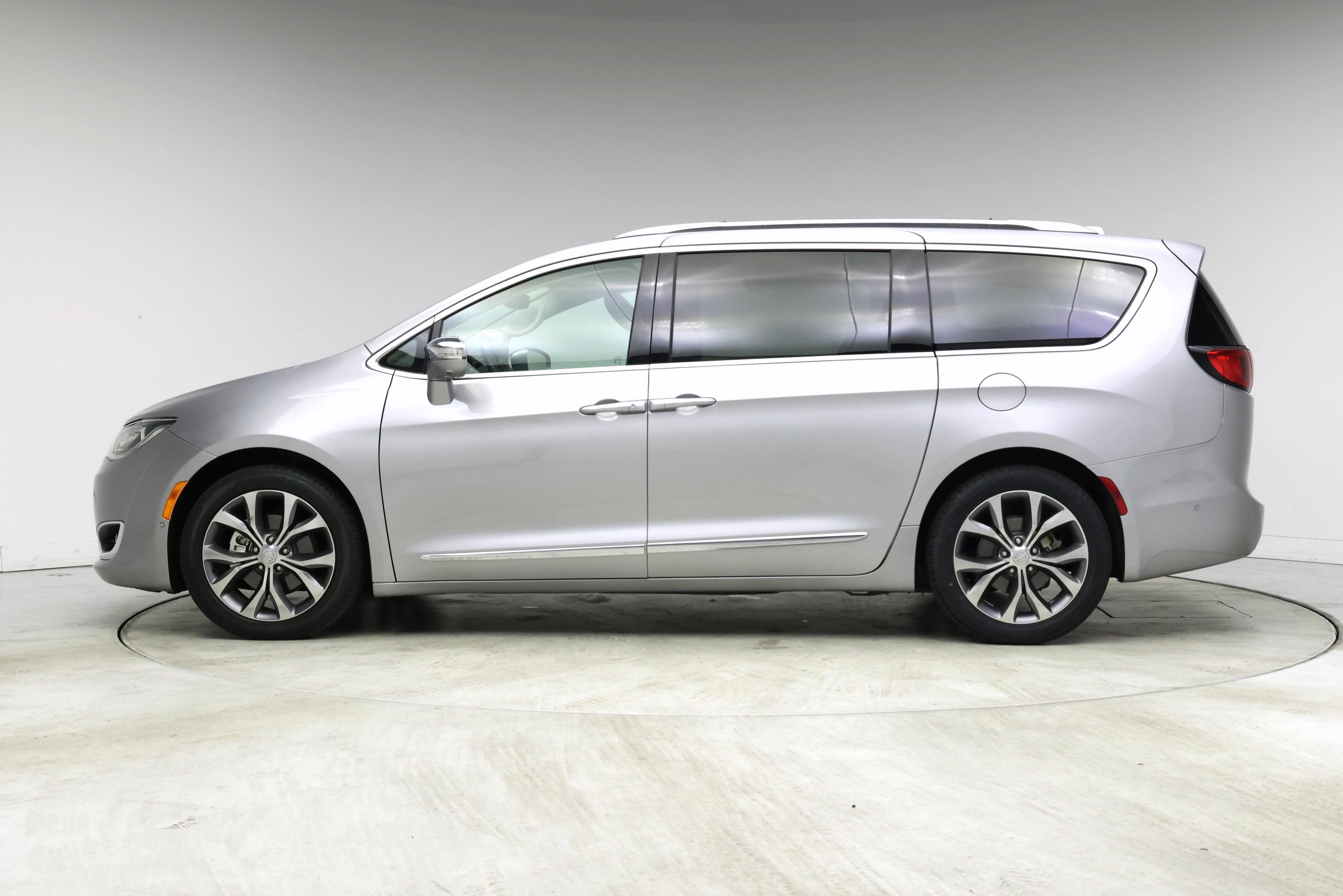 Thumbnail: 2017 Chrysler Pacifica - 3