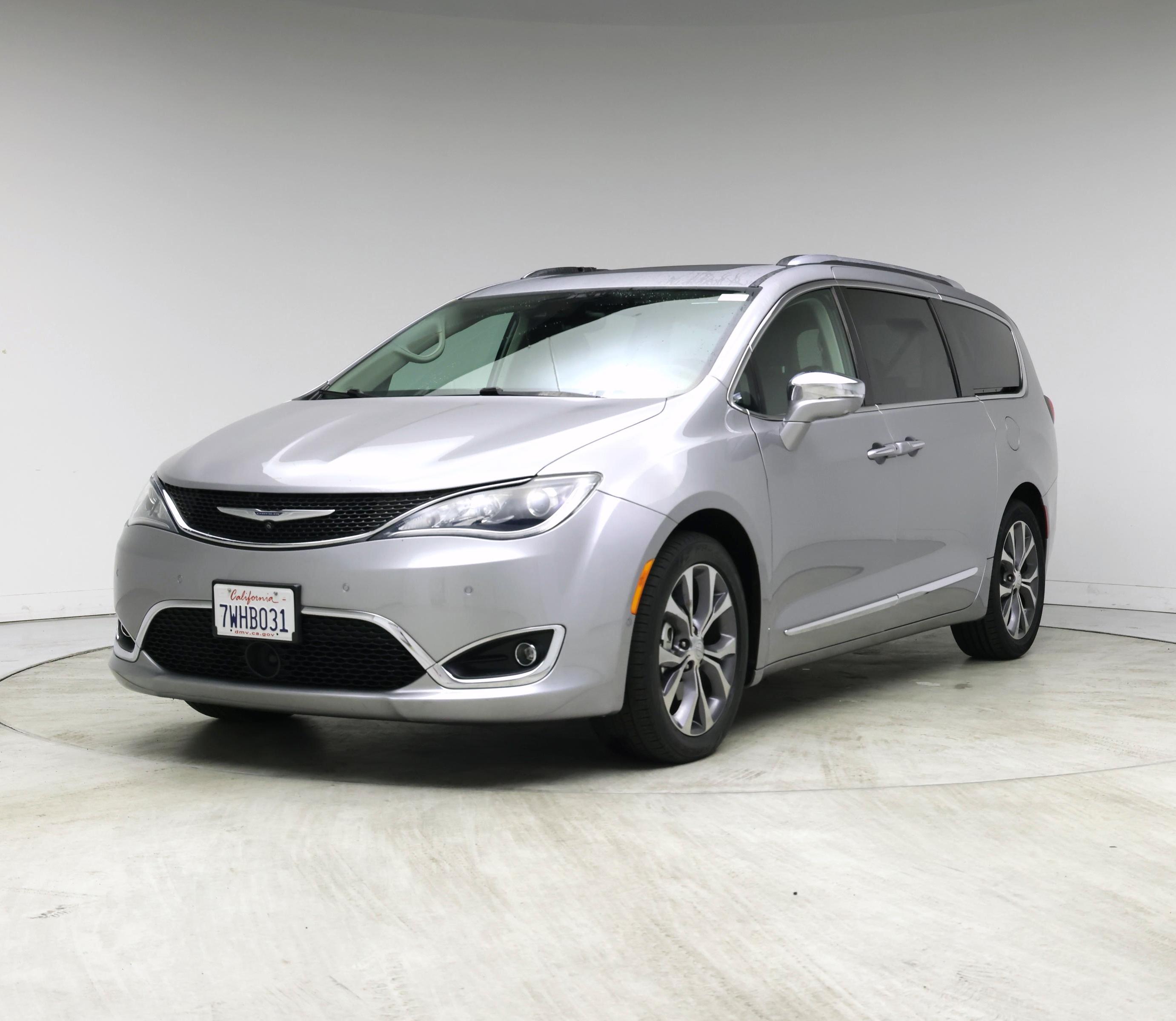 Thumbnail: 2017 Chrysler Pacifica - 4